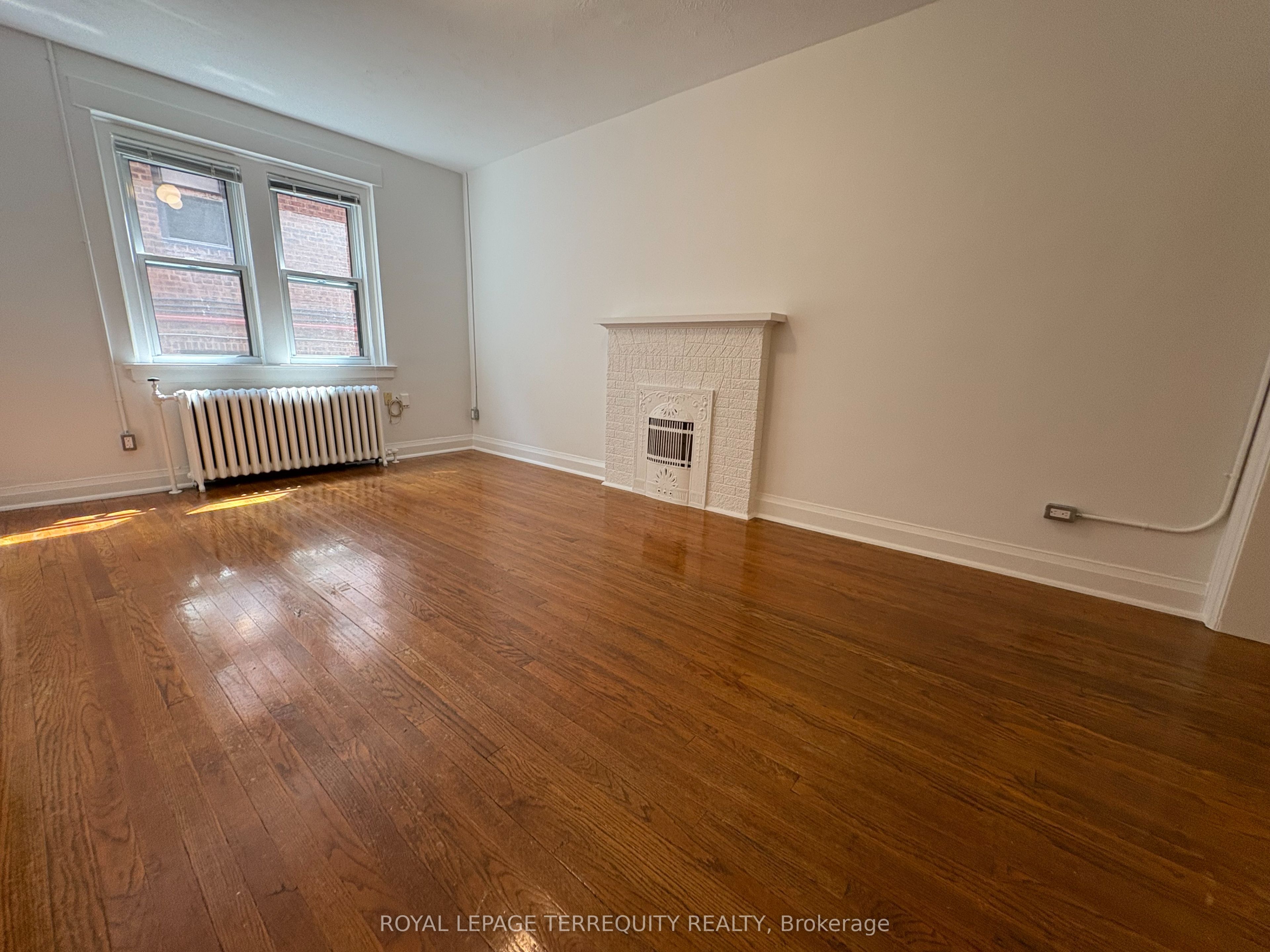 42 Barton Avenue 19, Toronto, ON M6G 1P3 photo 3