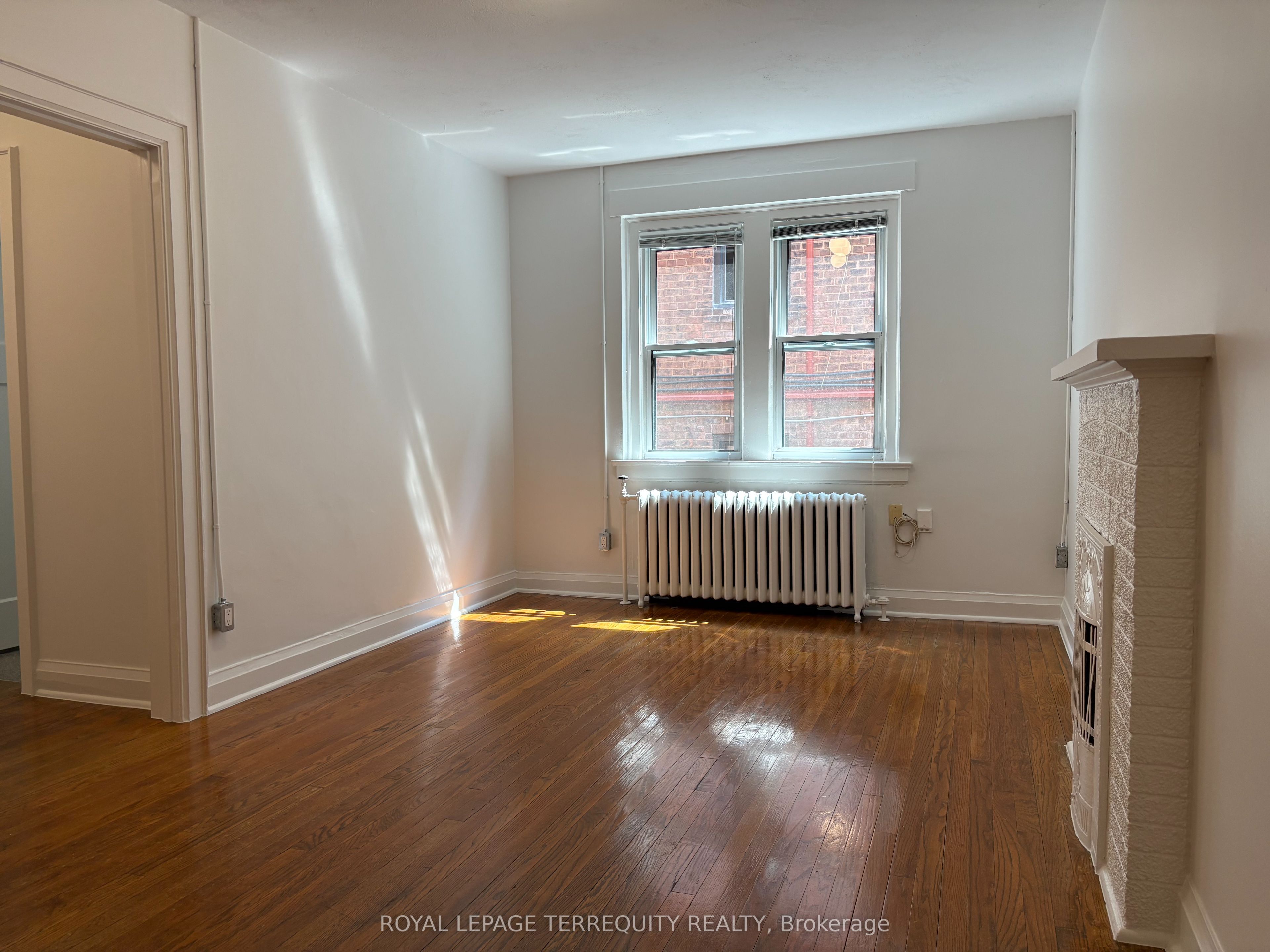 42 Barton Avenue 19, Toronto, ON M6G 1P3 photo 4