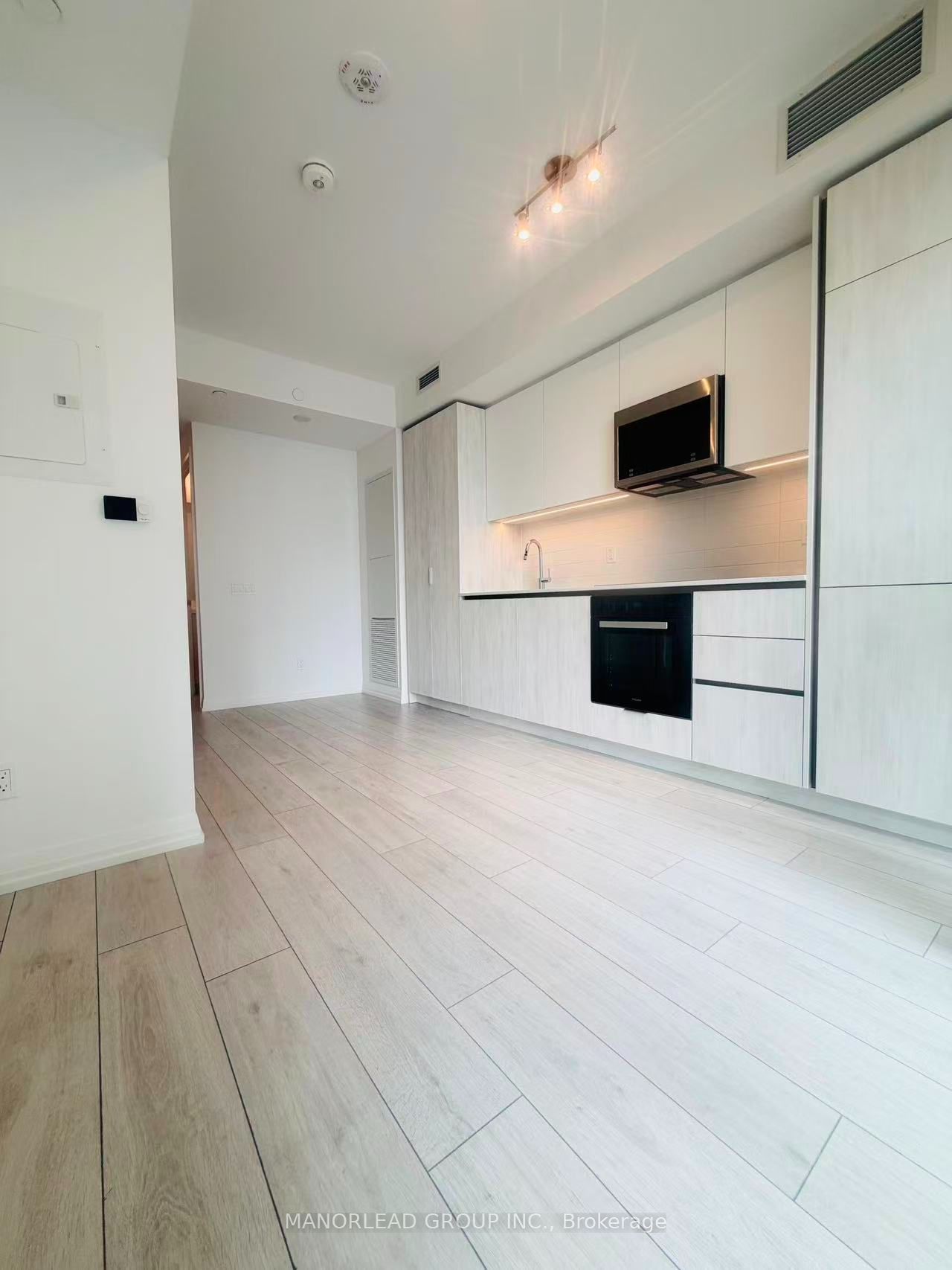 400 King Street W 1516, Toronto, ON M5V 0X8 photo 3