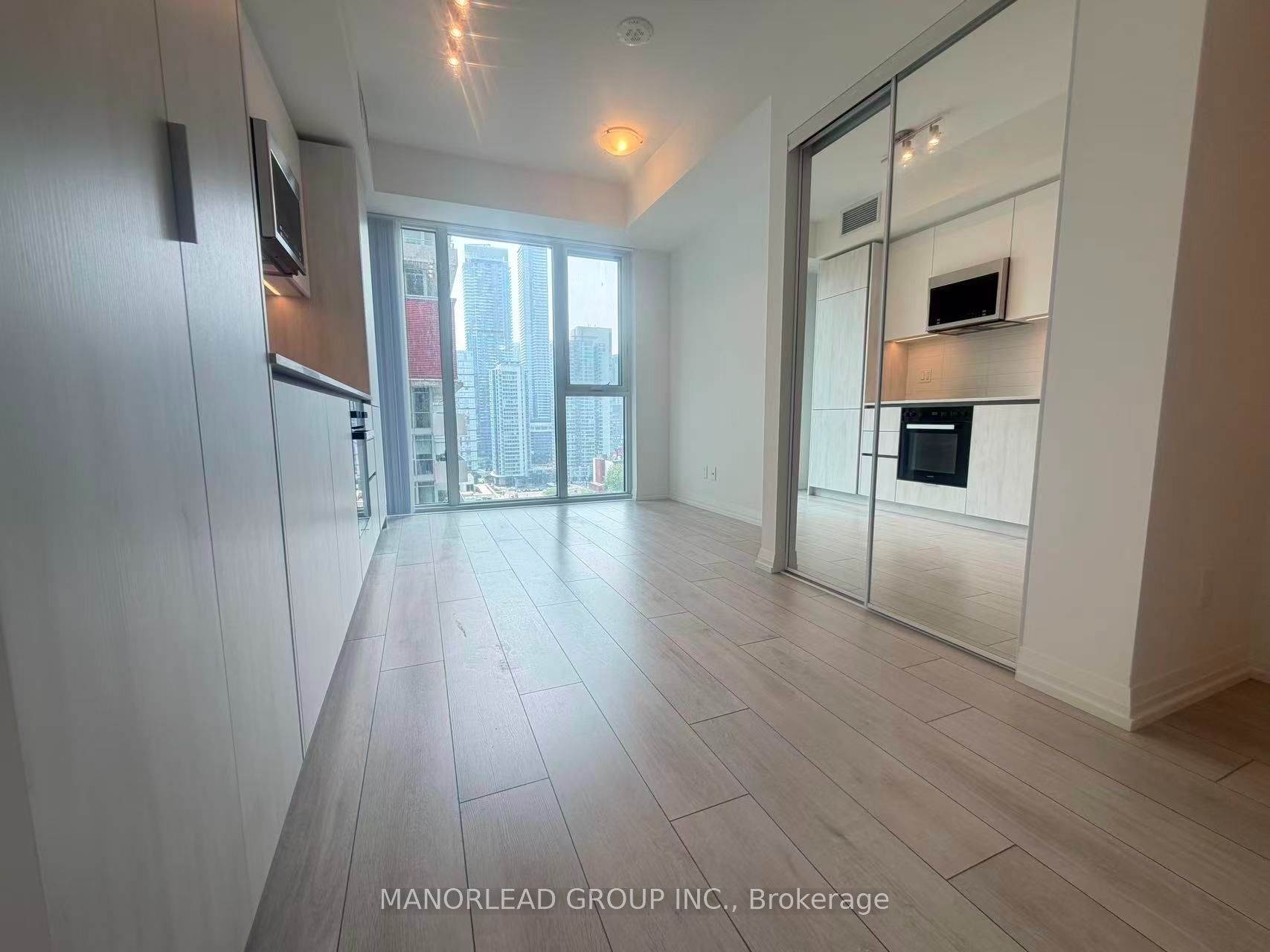 400 King Street W 1516, Toronto, ON M5V 0X8 photo 5