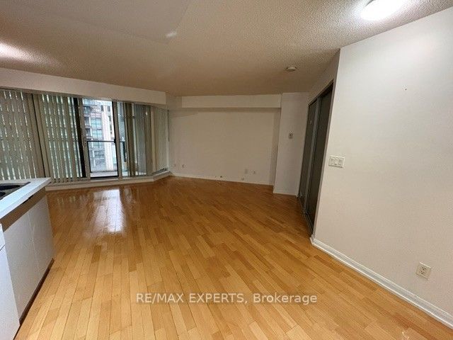 111 Elizabeth Street 953, Toronto, ON M5G 1P7 photo 3