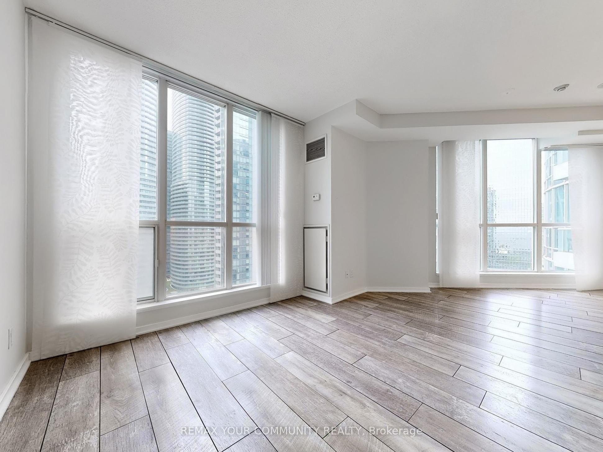 208 Queens Quay West Street 2212, Toronto, ON M5J 2Y5 photo 2