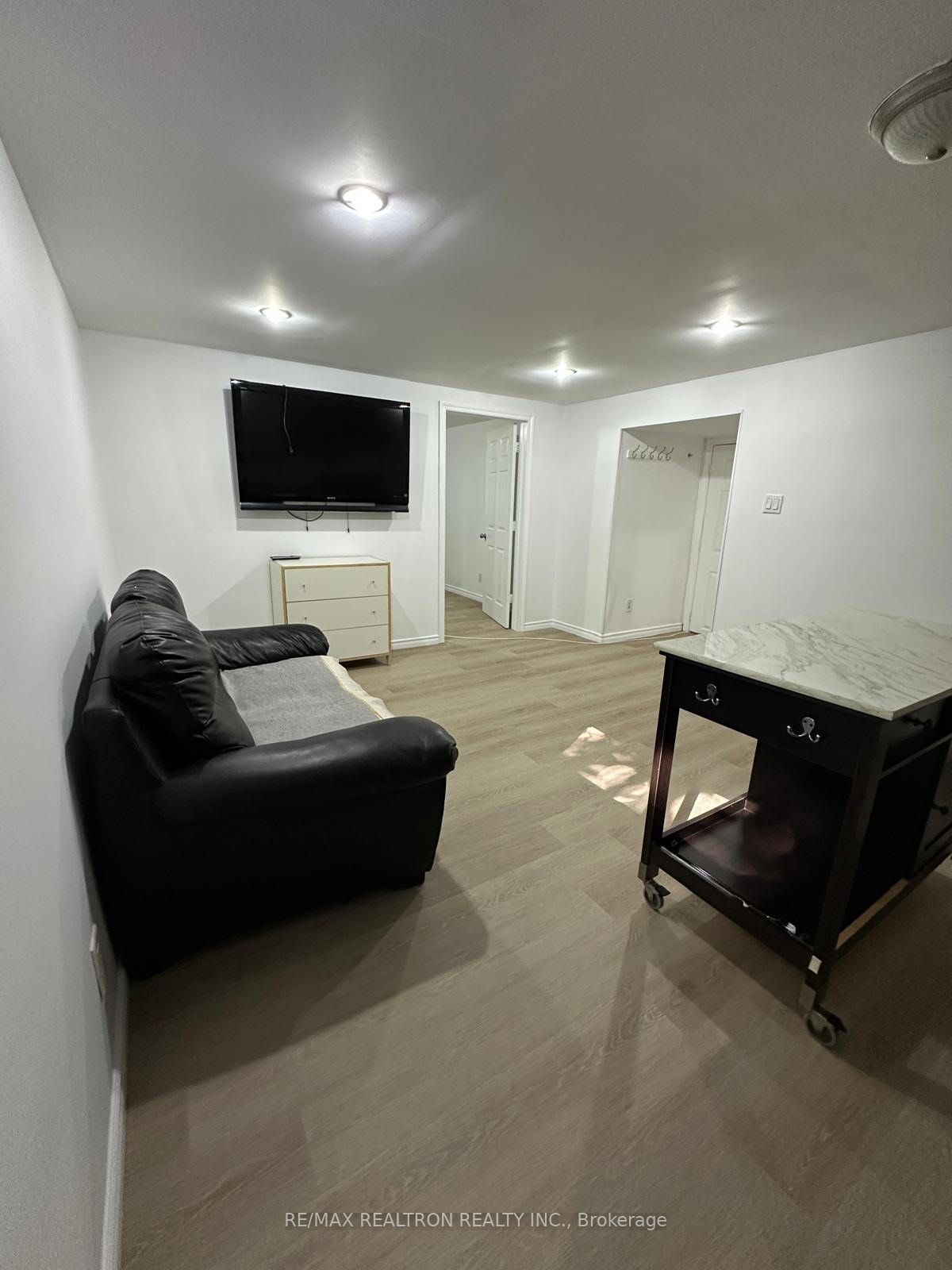 281 Betty Ann Drive main floor, Toronto, ON M2R 1A9 photo 3