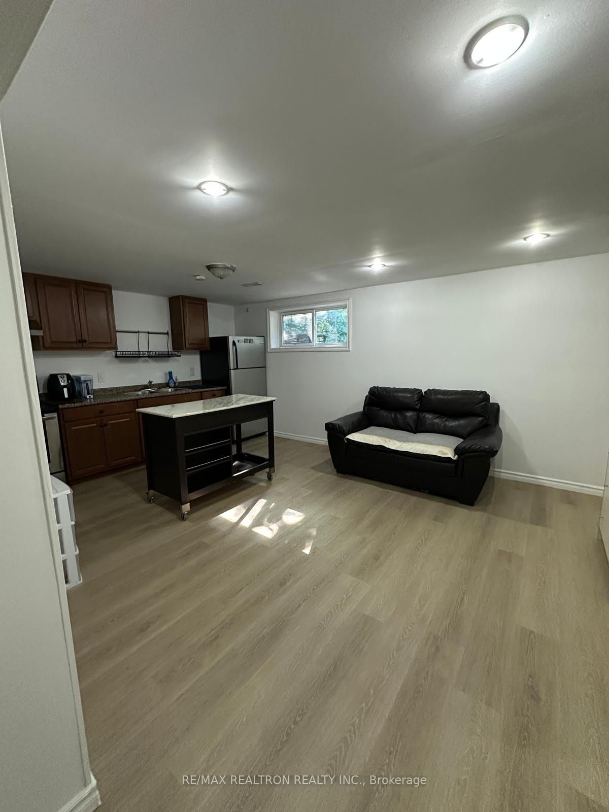 281 Betty Ann Drive main floor, Toronto, ON M2R 1A9 photo 4