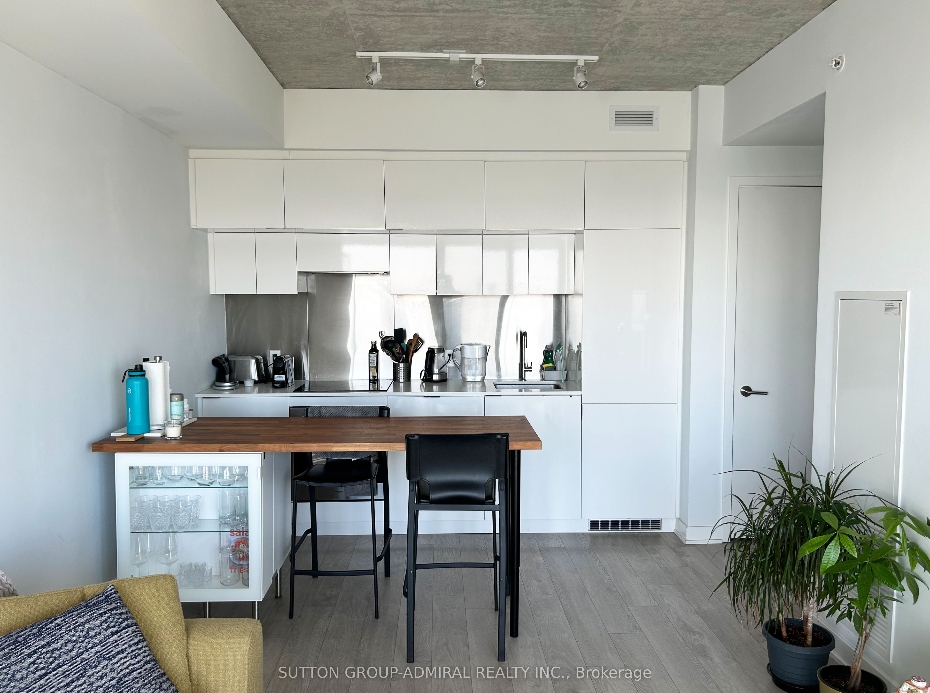 185 Roehampton Avenue 2207, Toronto, ON M4P 1R4 photo 2