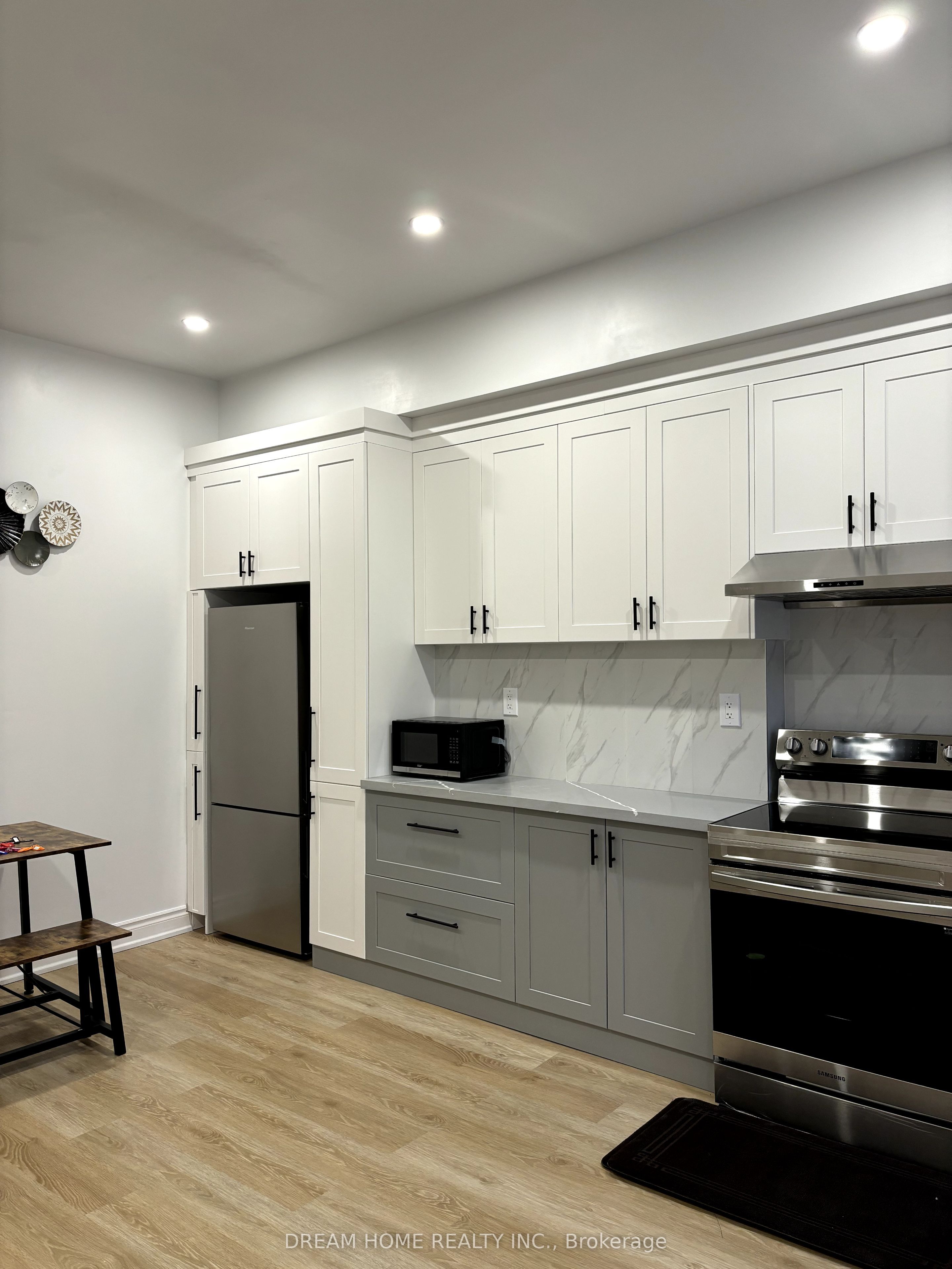 337 Mutual Street 101, Toronto, ON M4Y 1X6 photo 2