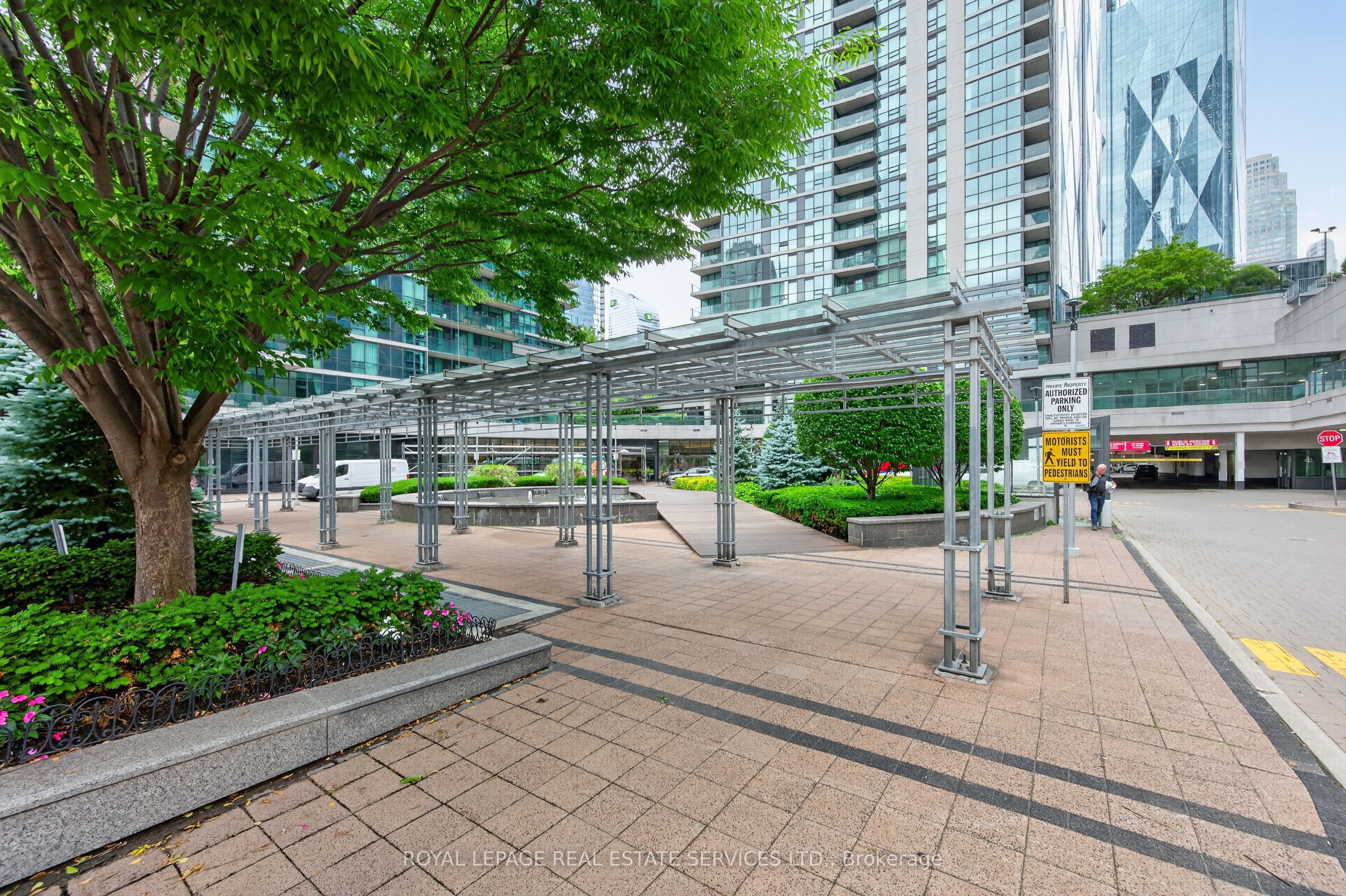 18 Harbour Street 1204, Toronto, ON M5J 2Z6 photo 4
