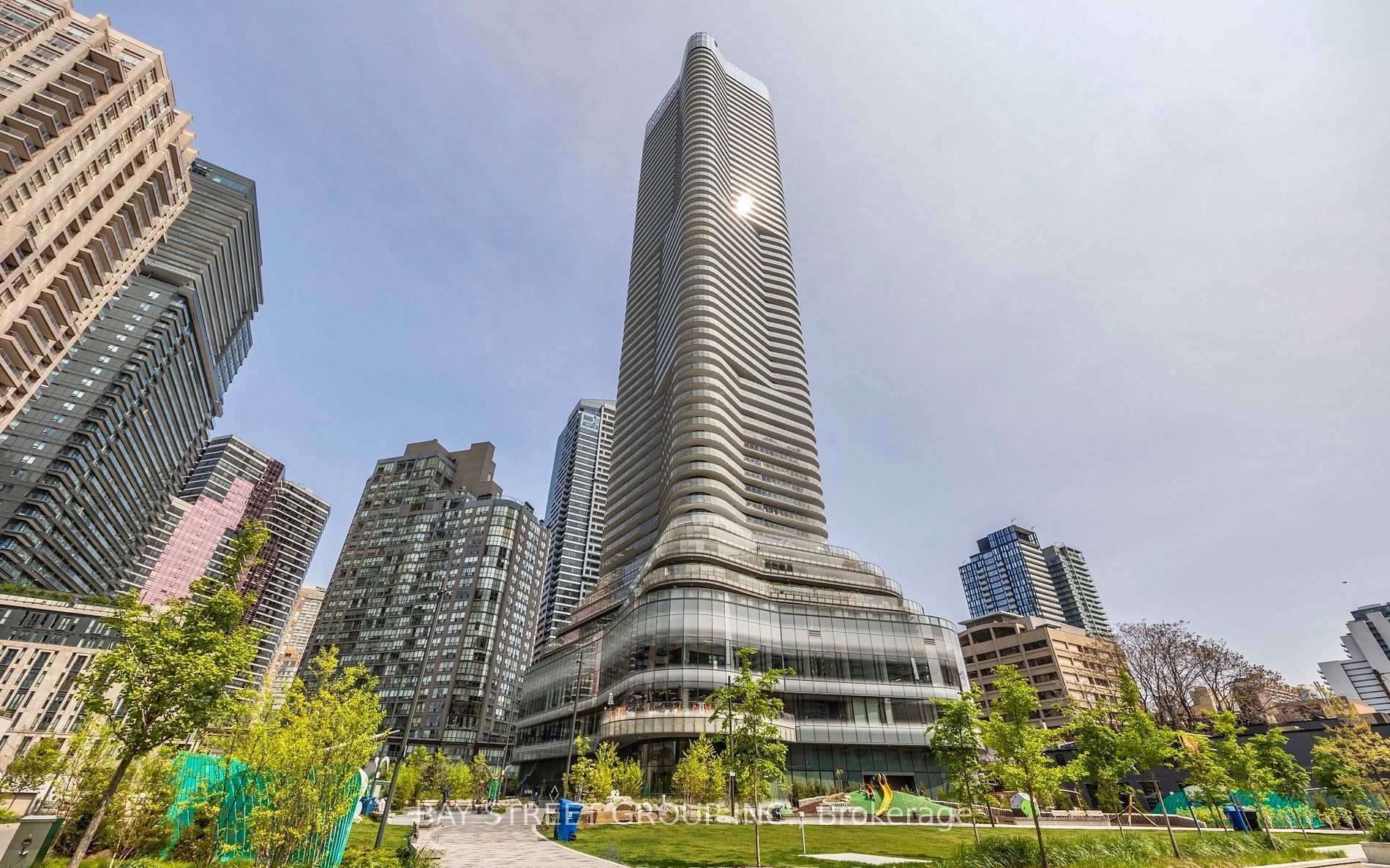 11 Wellesley Street W 608, Toronto, ON M4Y 0G4 photo 2