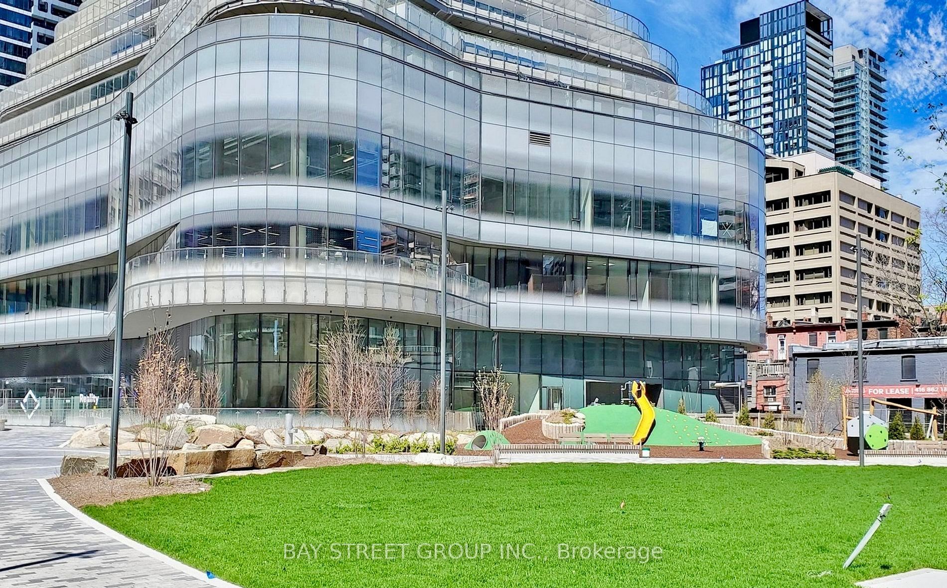 11 Wellesley Street W 608, Toronto, ON M4Y 0G4 photo 3