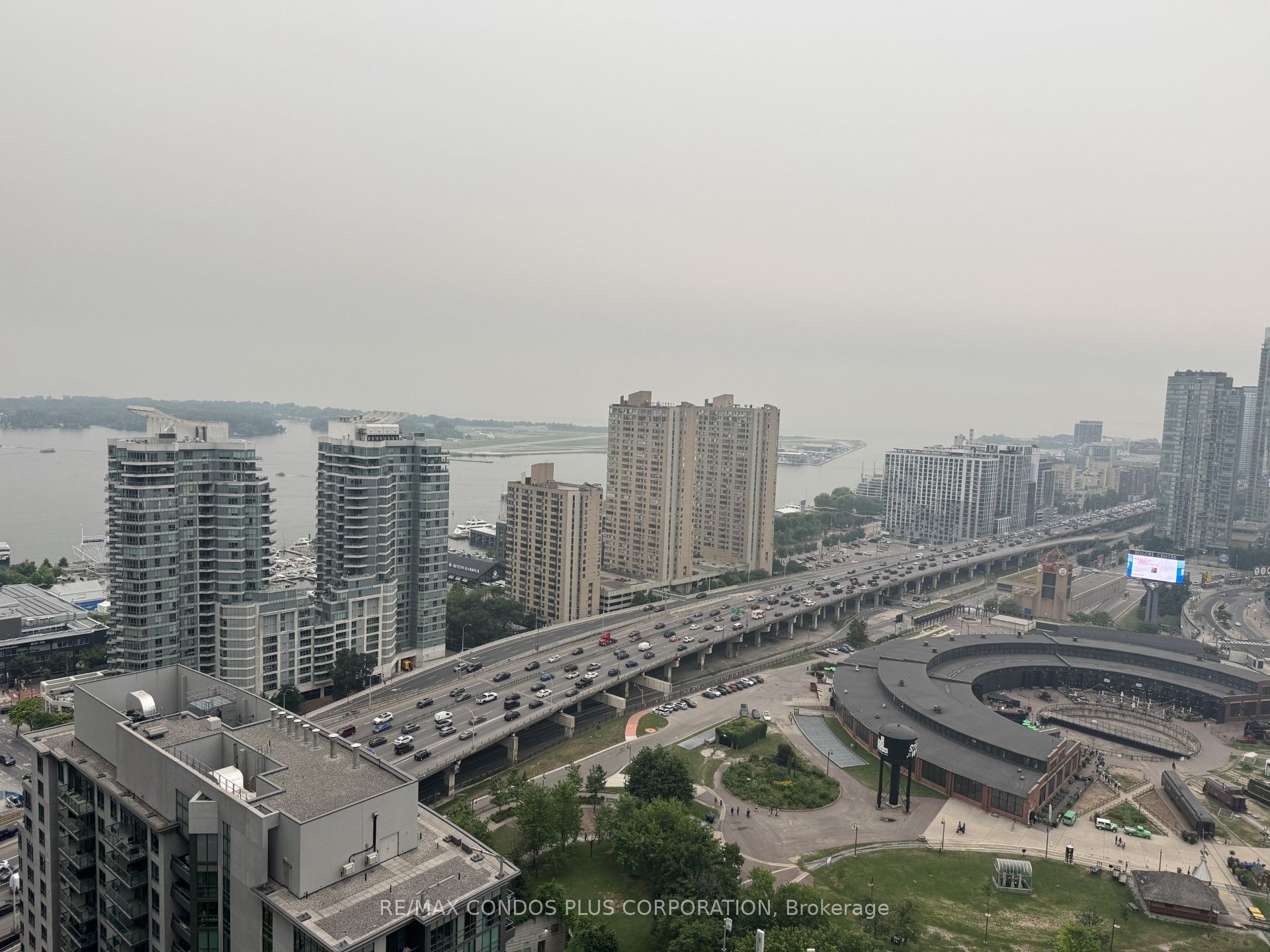 30 GRAND TRUNK Crescent 3712, Toronto, ON M5J 3A4