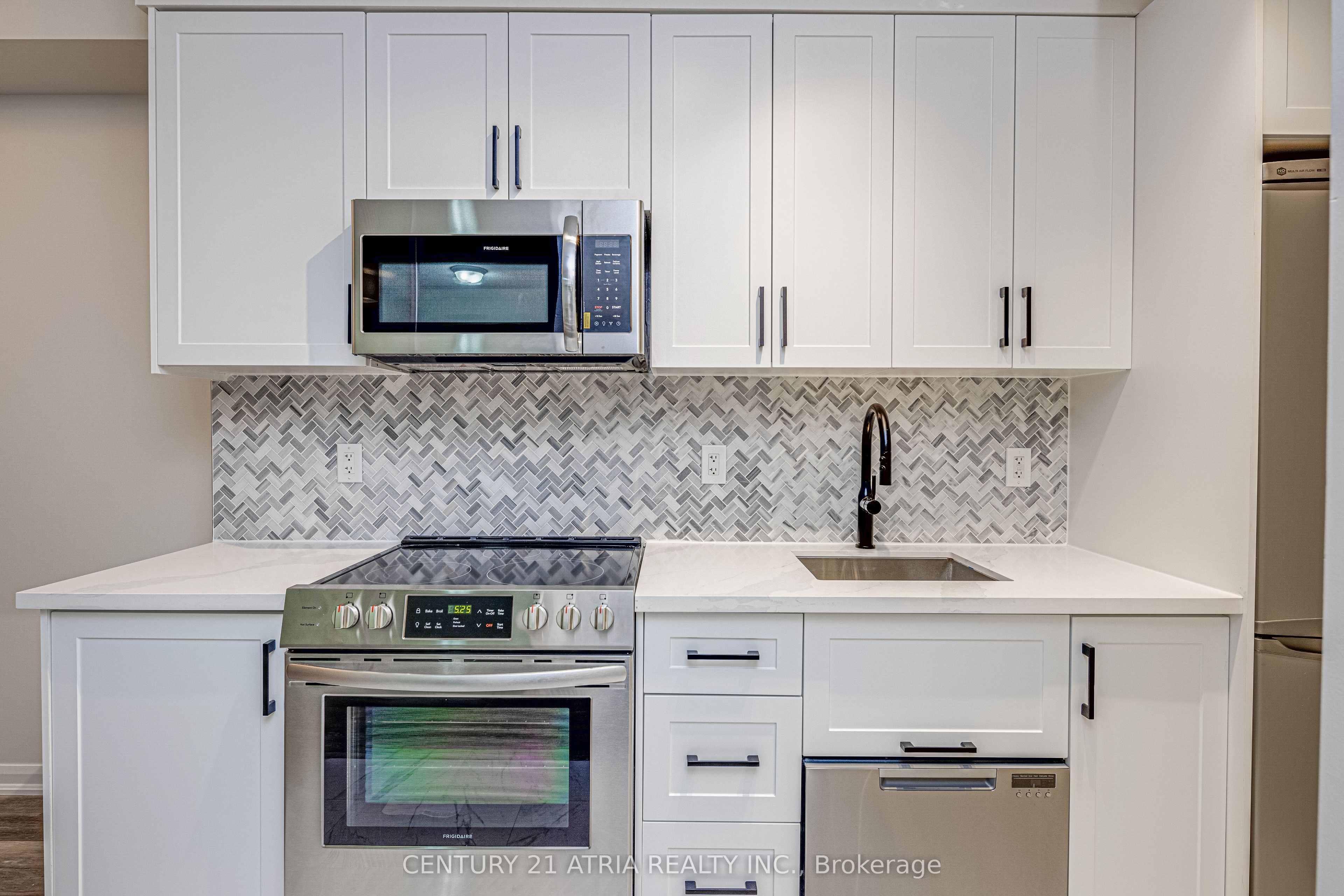 111 Elizabeth Street 1117, Toronto, ON M5G 1P7