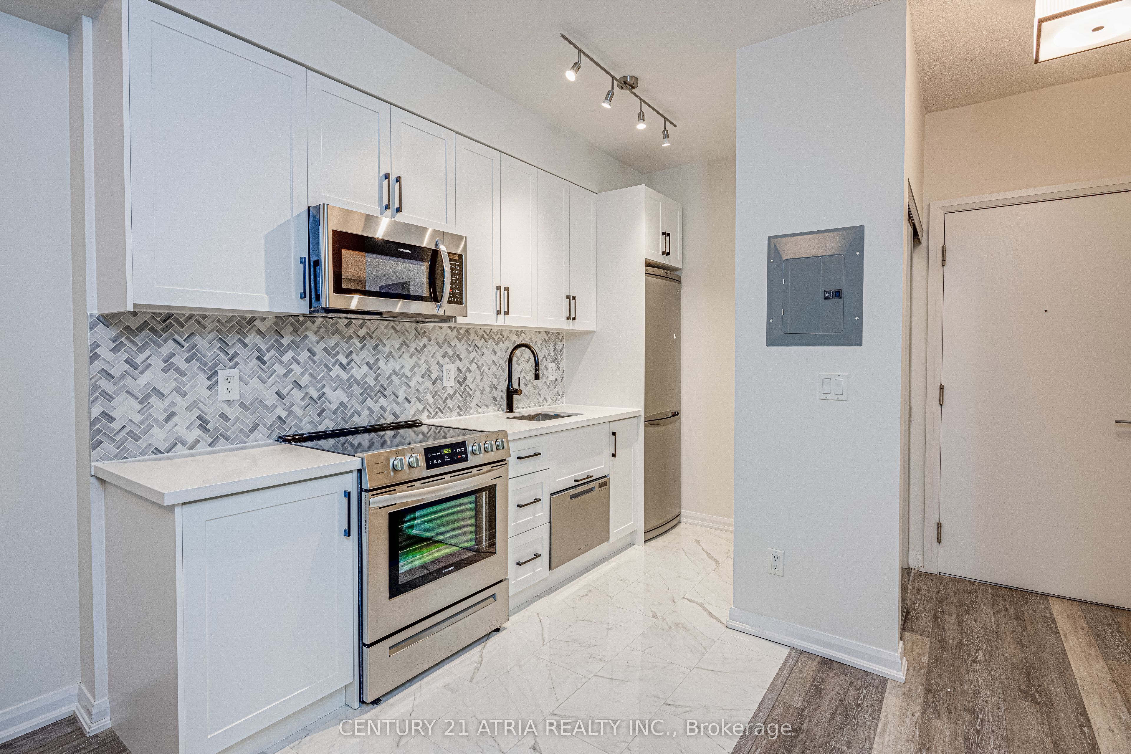 111 Elizabeth Street 1117, Toronto, ON M5G 1P7 photo 2