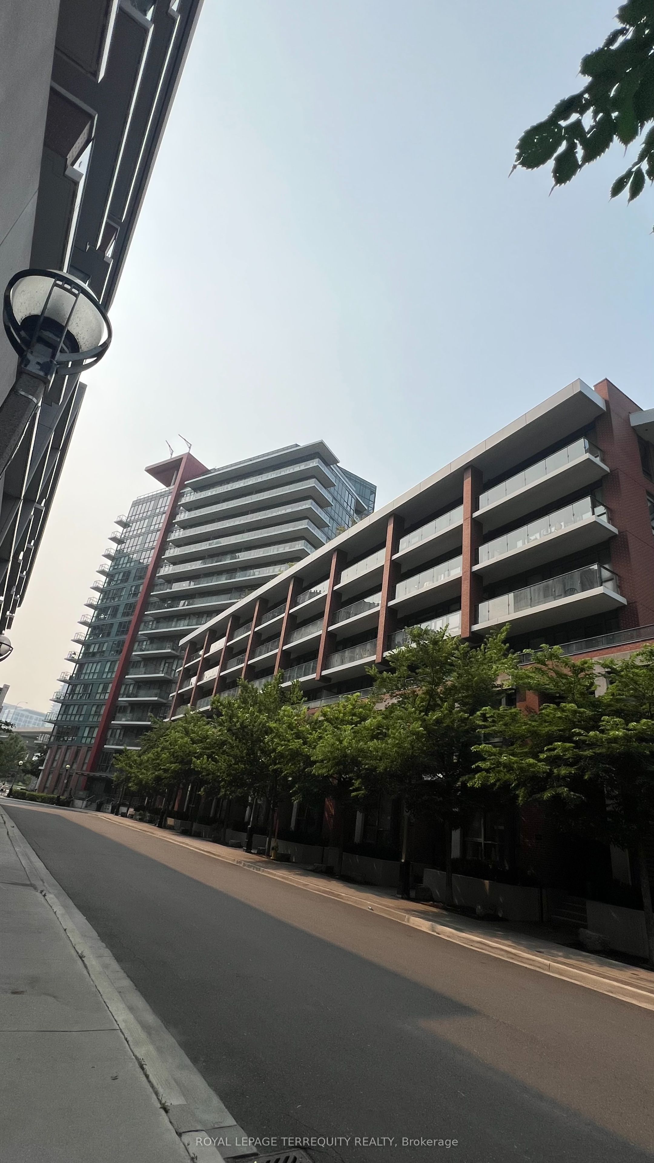 50 Bruyeres Mews 532, Toronto, ON M5V 0H8