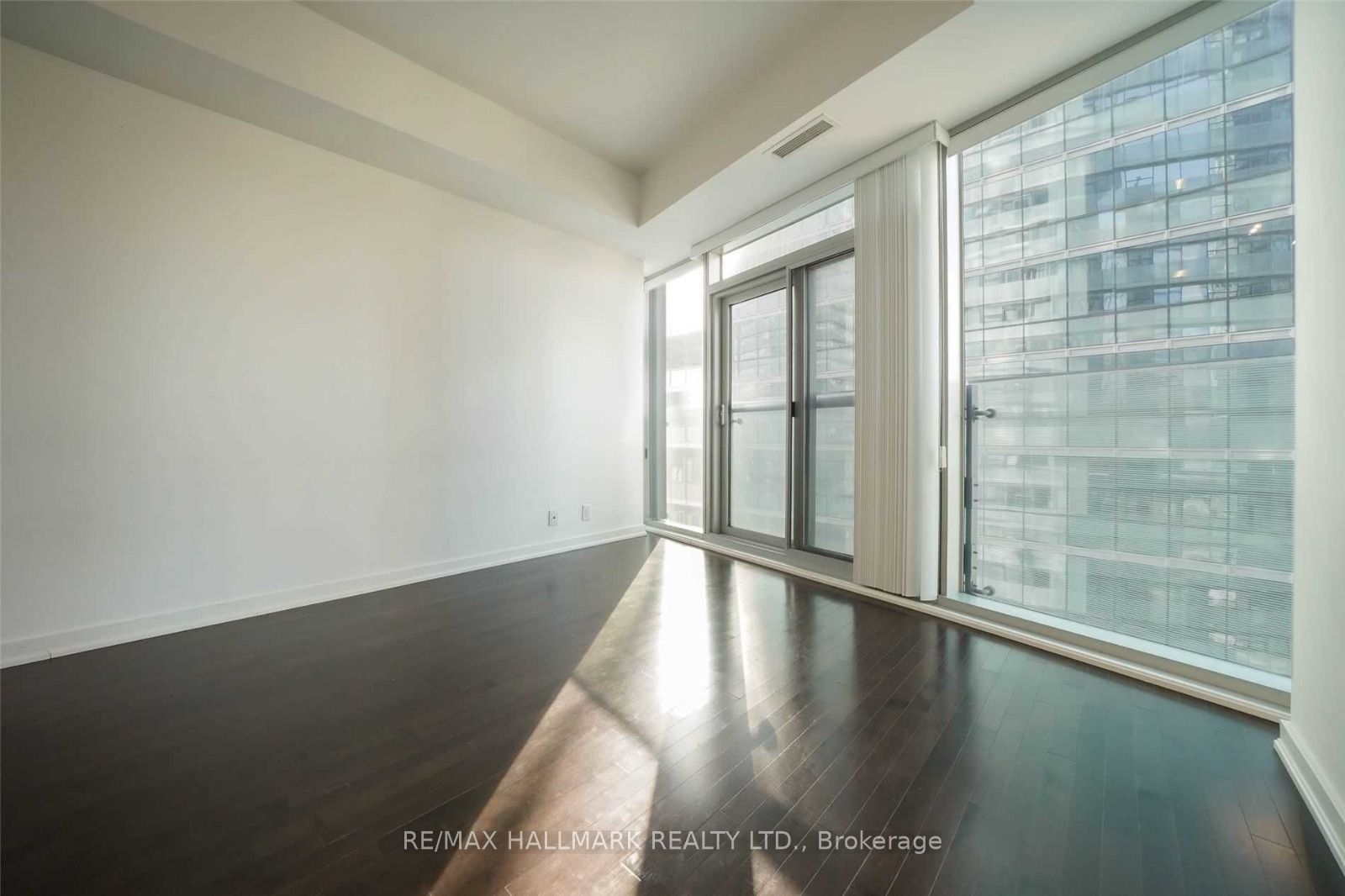 14 York Street 2810, Toronto, ON M5J 0B1 photo 2