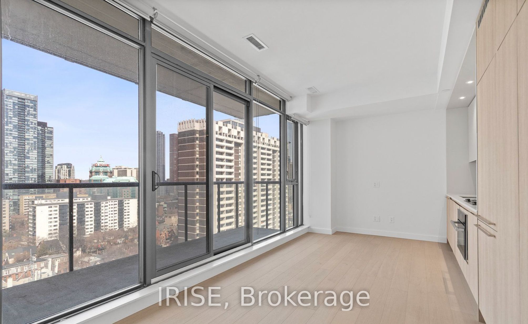 81 Wellesley Street E 1808, Toronto, ON M4Y 0C5 photo 3