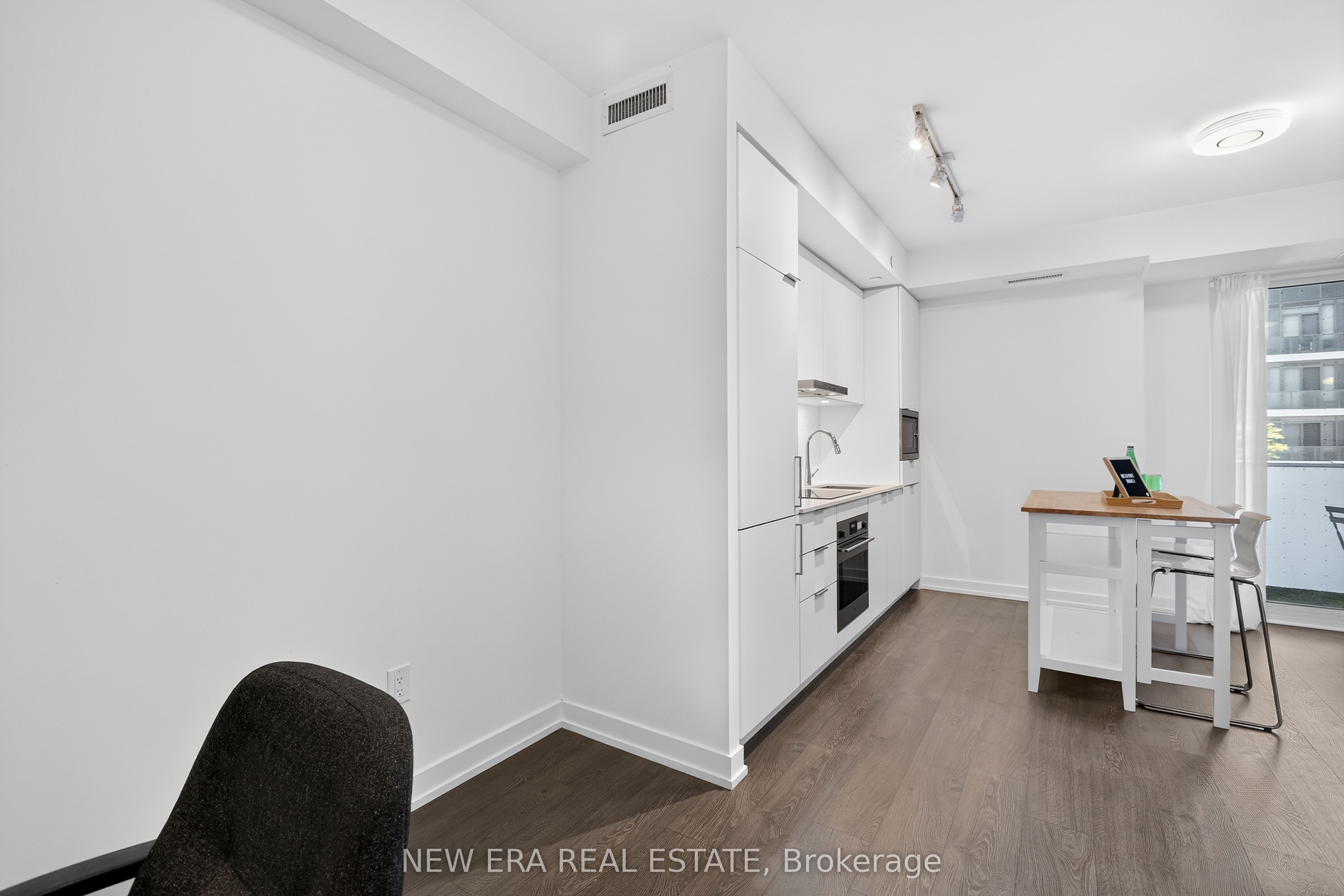 7 Golden Avenue N433, Toronto, ON M6R 2J3 photo 5
