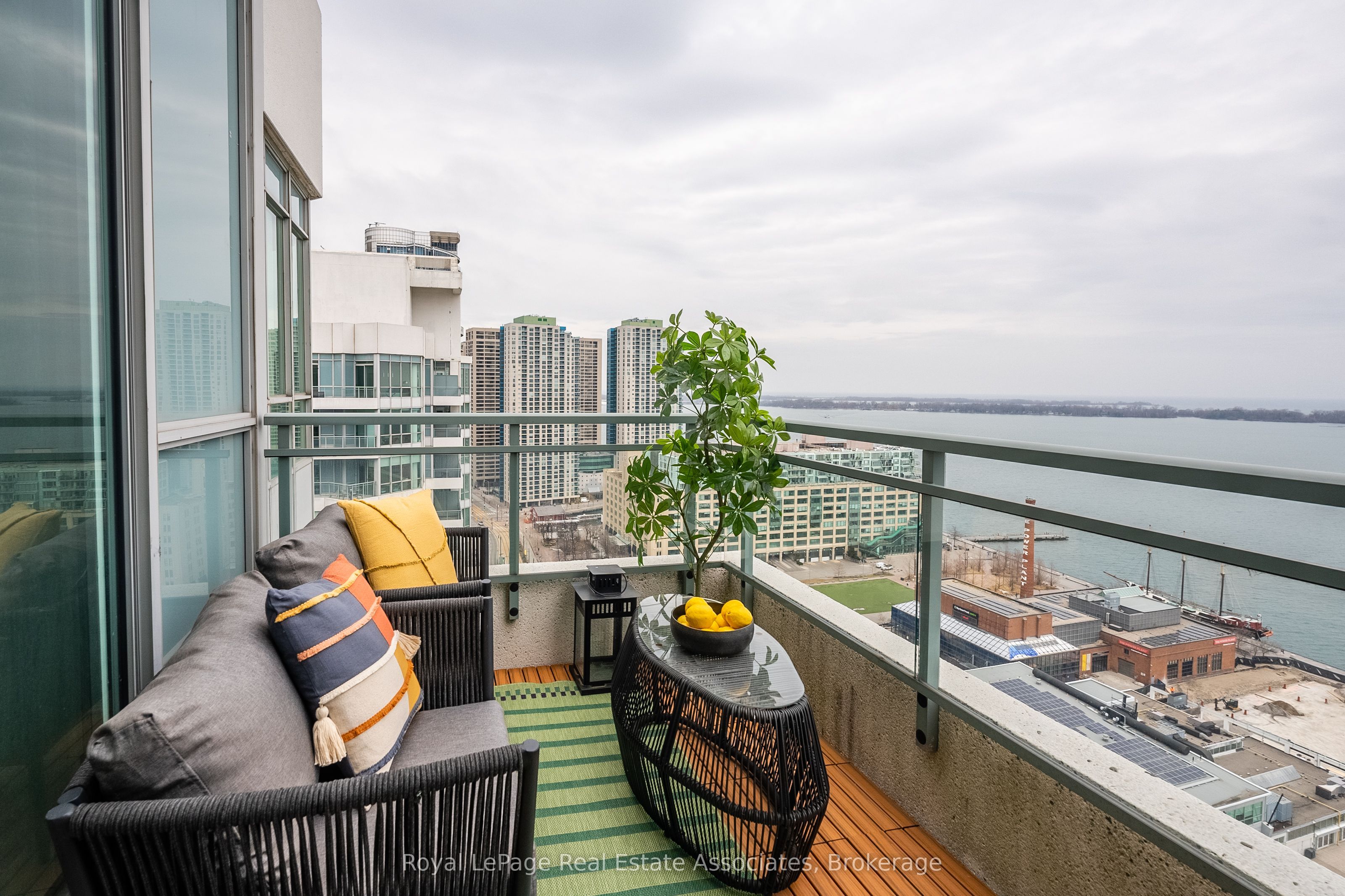 230 Queens Quay W 2811 (PH 11), Toronto, ON M5J 2Y7