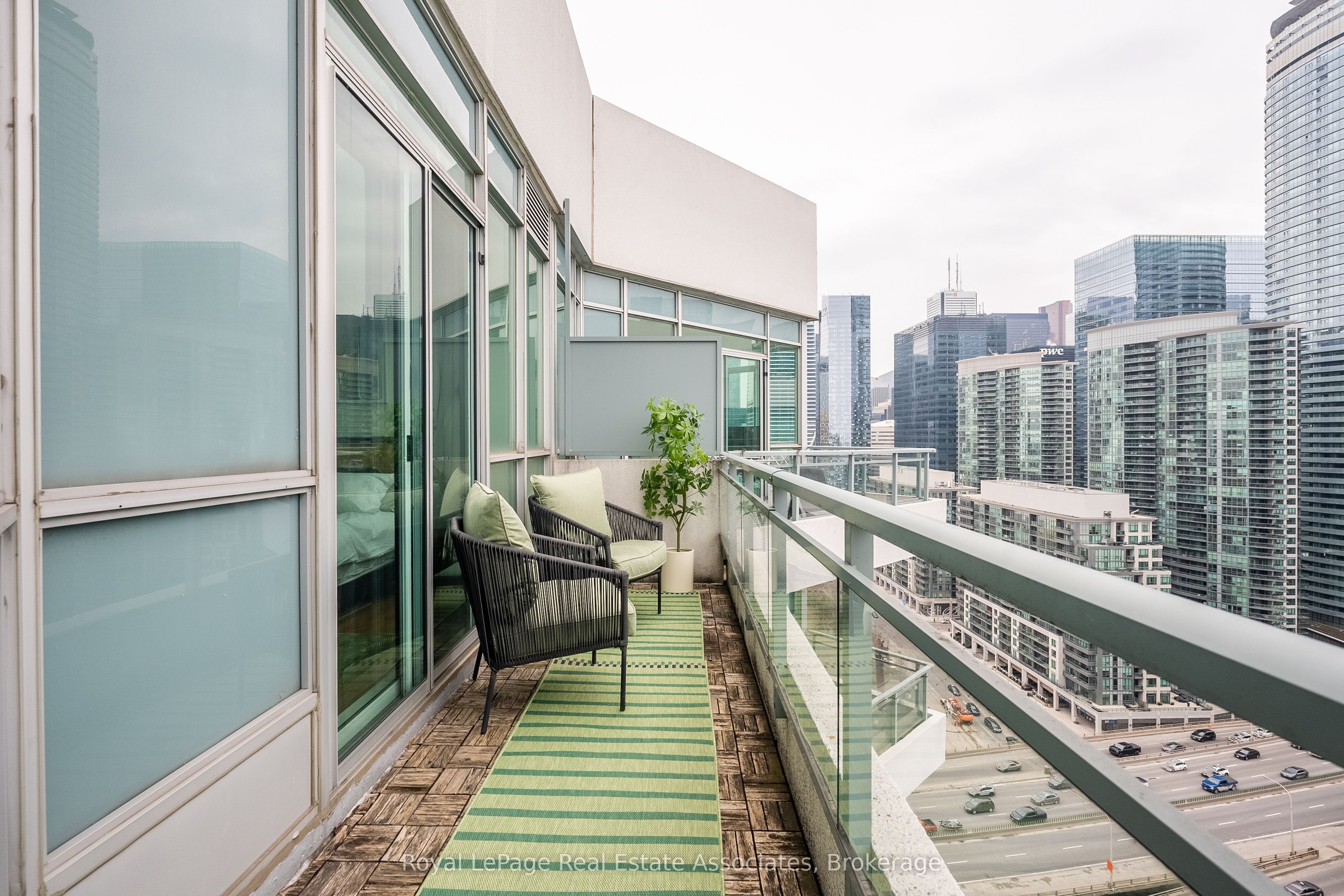 230 Queens Quay W 2811 (PH 11), Toronto, ON M5J 2Y7 photo 2