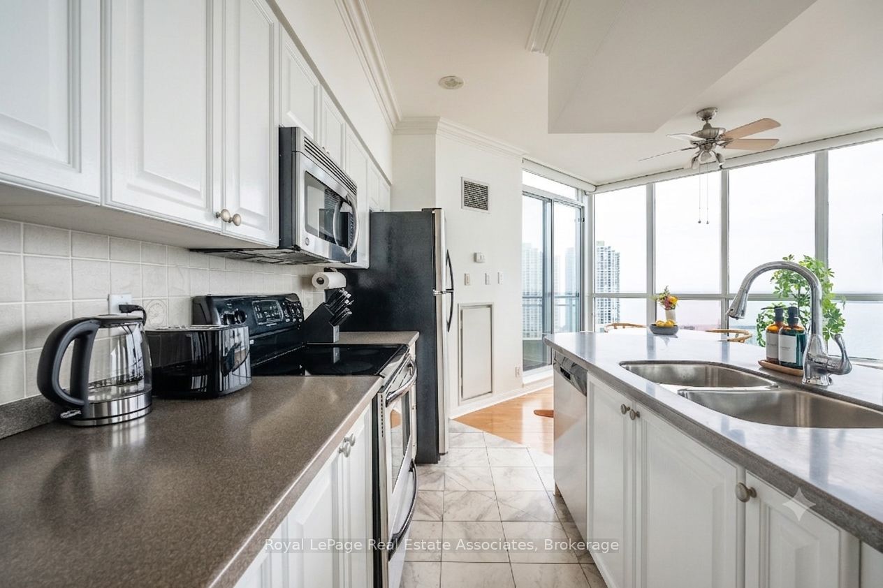 230 Queens Quay W 2811 (PH 11), Toronto, ON M5J 2Y7 photo 3