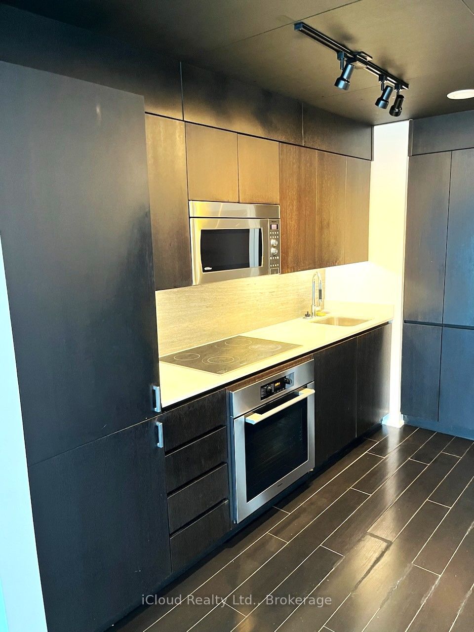 15 Iceboat Terrace 2711, Toronto, ON M5V 4A5 photo 2