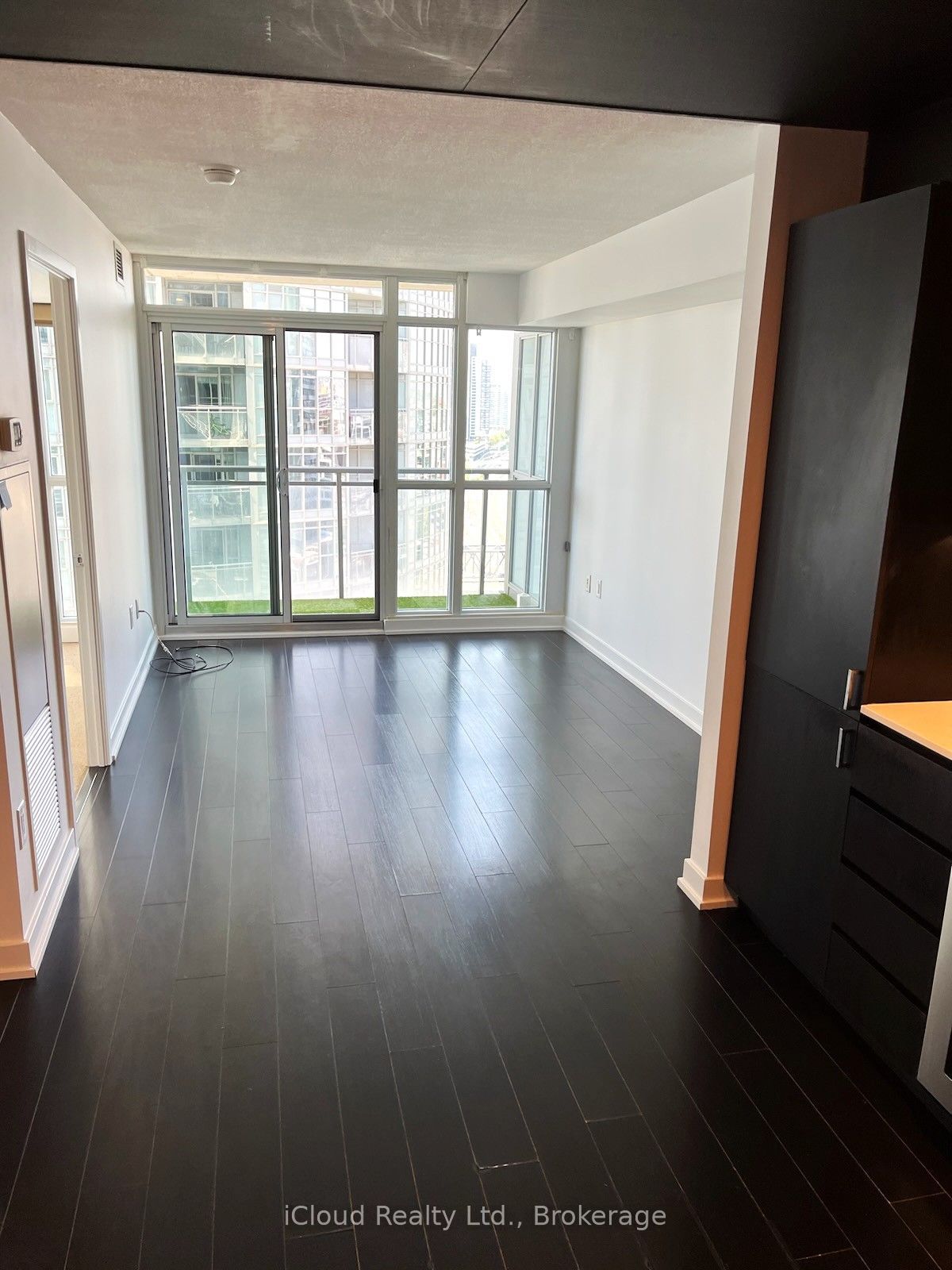 15 Iceboat Terrace 2711, Toronto, ON M5V 4A5 photo 3
