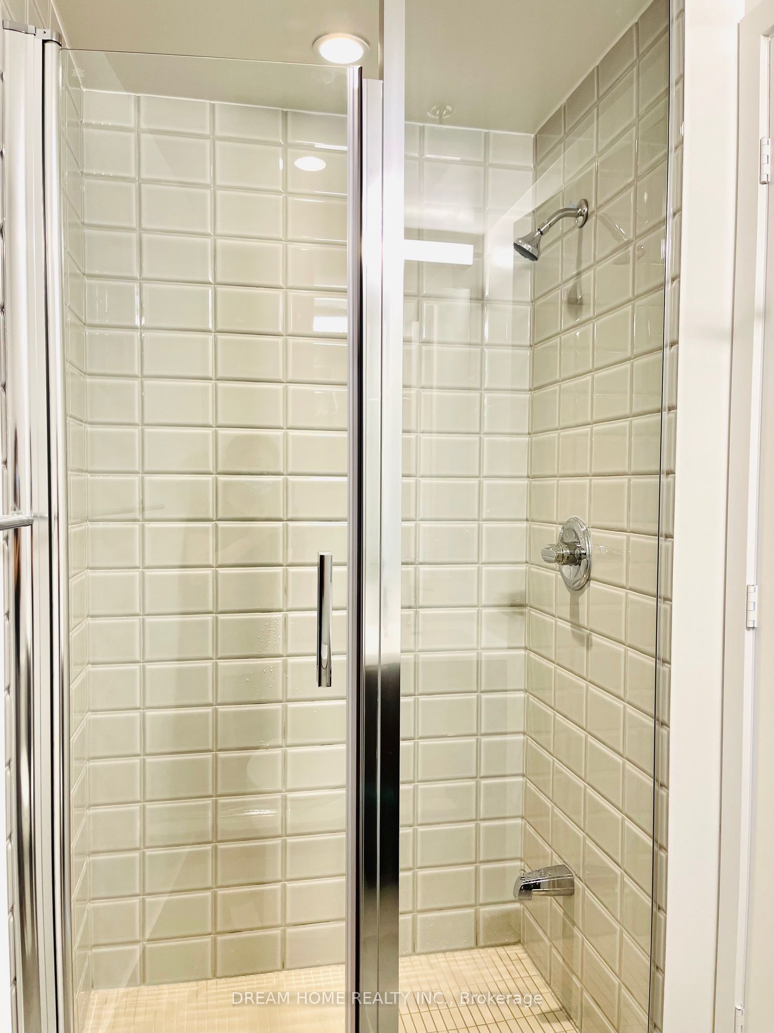 203 College Street 1404, Toronto, ON M5T 1P9 photo 2