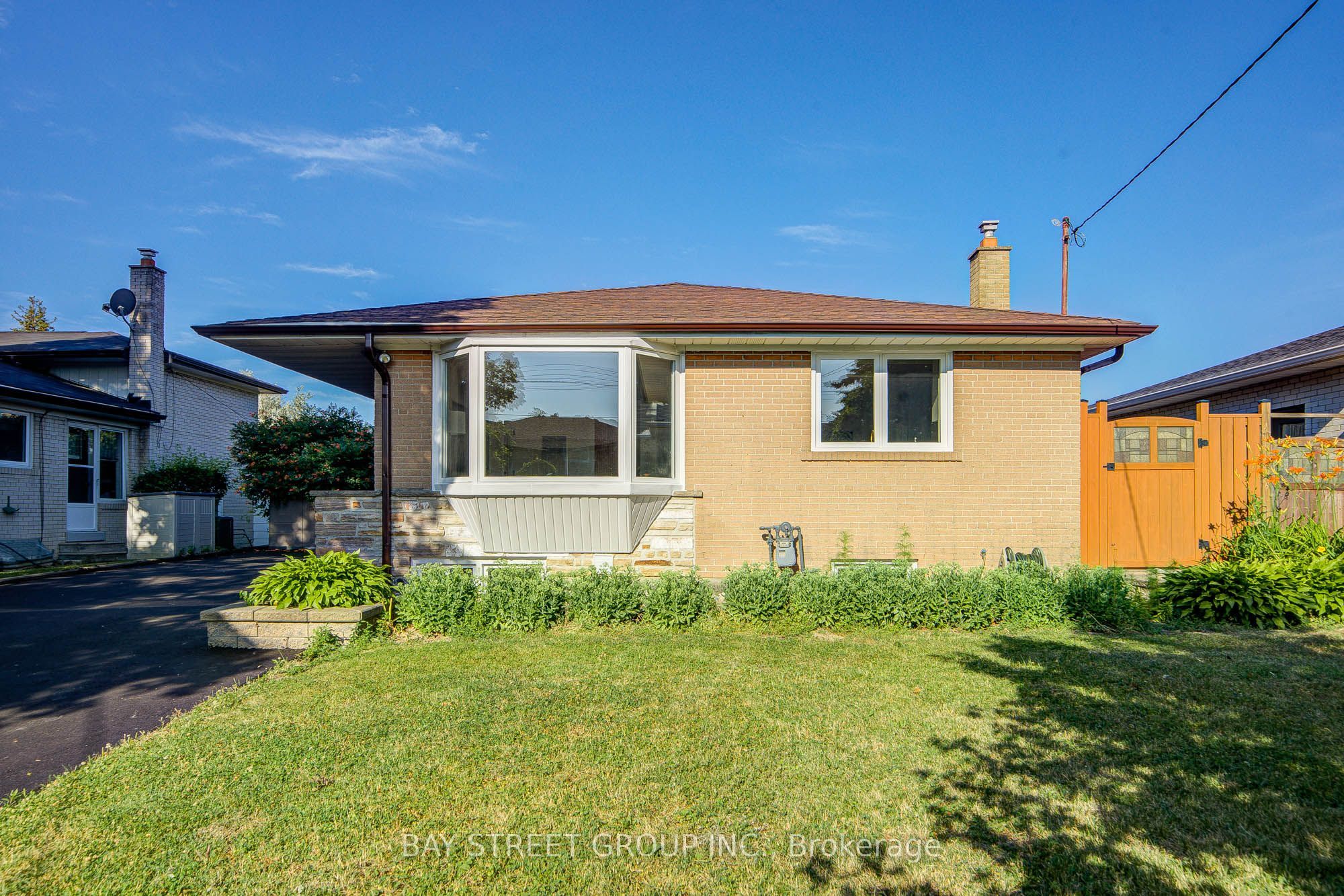 60 Warner Avenue, Toronto, ON M4A 1Z4 photo 3
