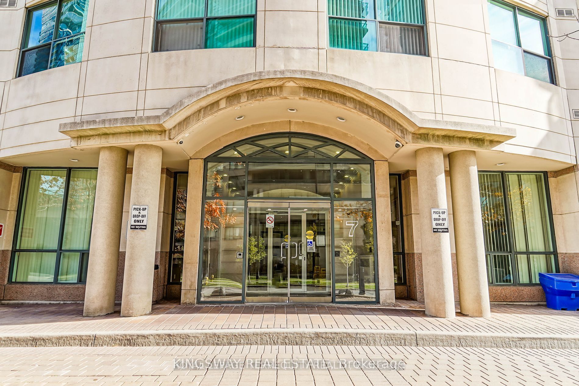 7 Lorraine Avenue 812, Toronto, ON M2N 7H2 photo 2