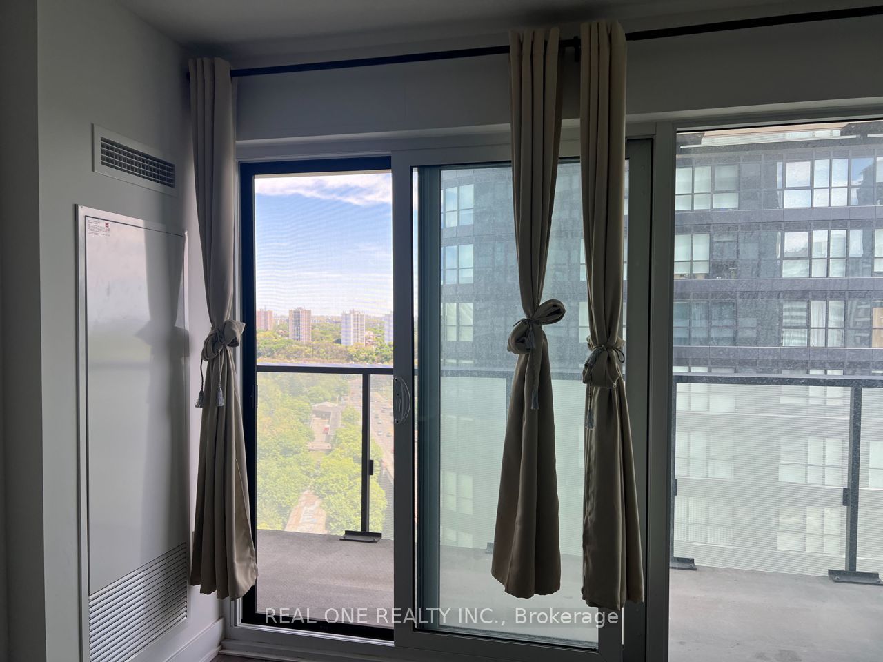 575 Bloor Street E 1806, Toronto, ON M4W 0B2 photo 5