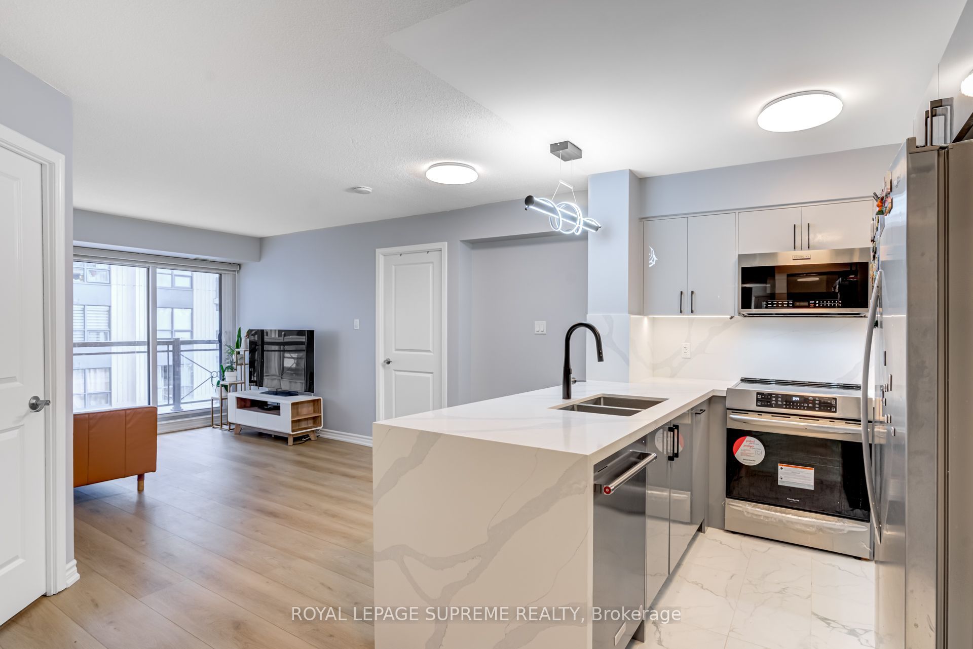 872 Sheppard Avenue W 301, Toronto, ON M3H 5V5 photo 2