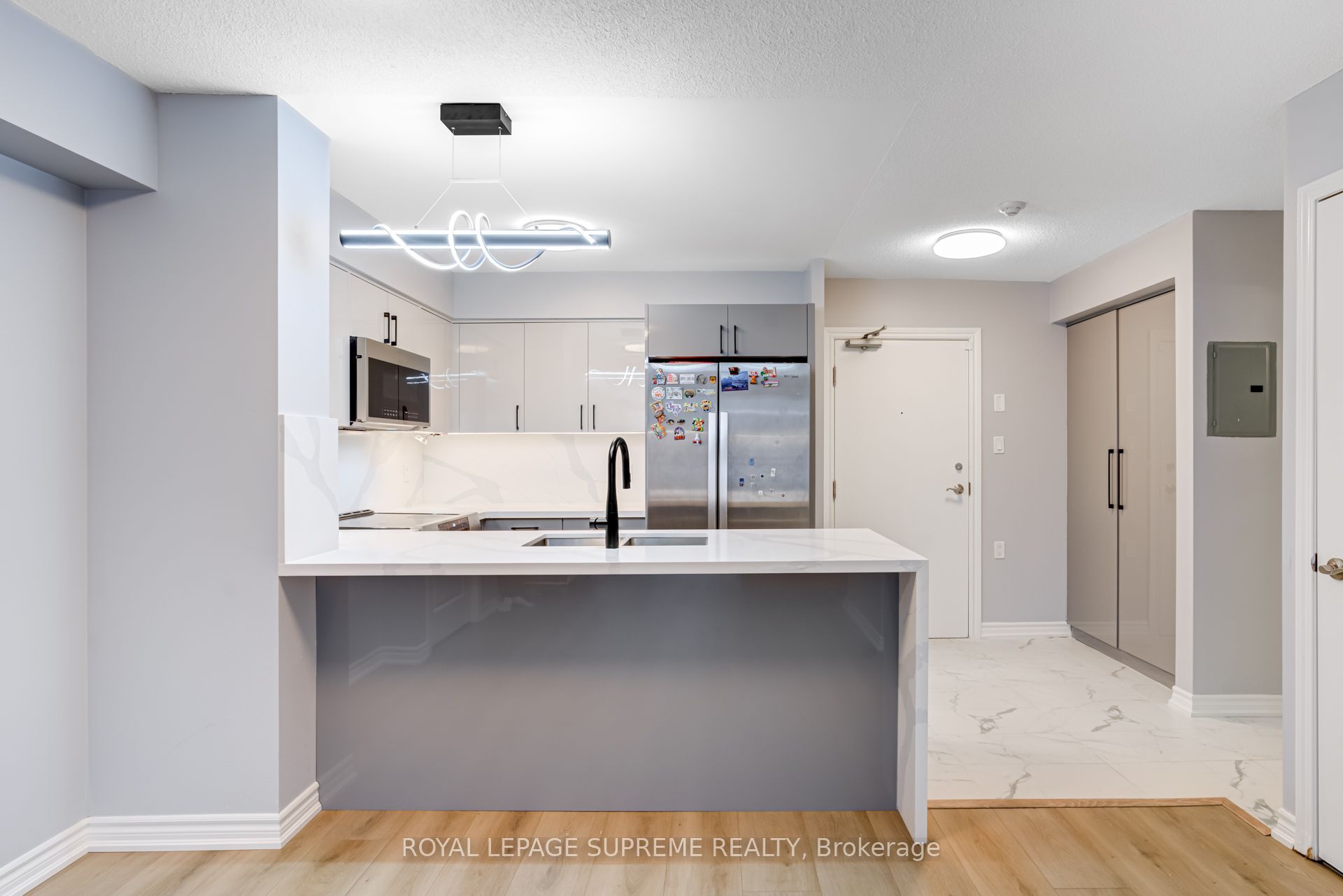 872 Sheppard Avenue W 301, Toronto, ON M3H 5V5 photo 3