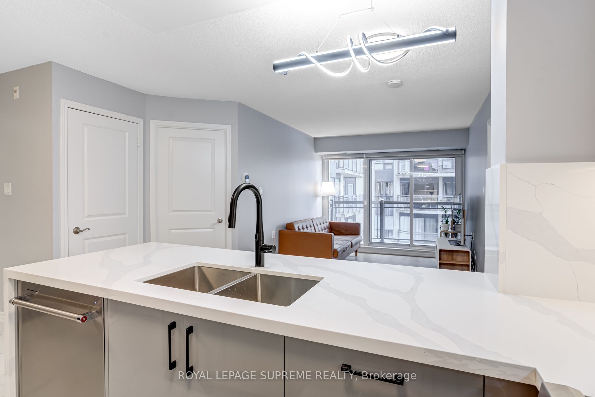872 Sheppard Avenue W 301, Toronto, ON M3H 5V5 photo 5