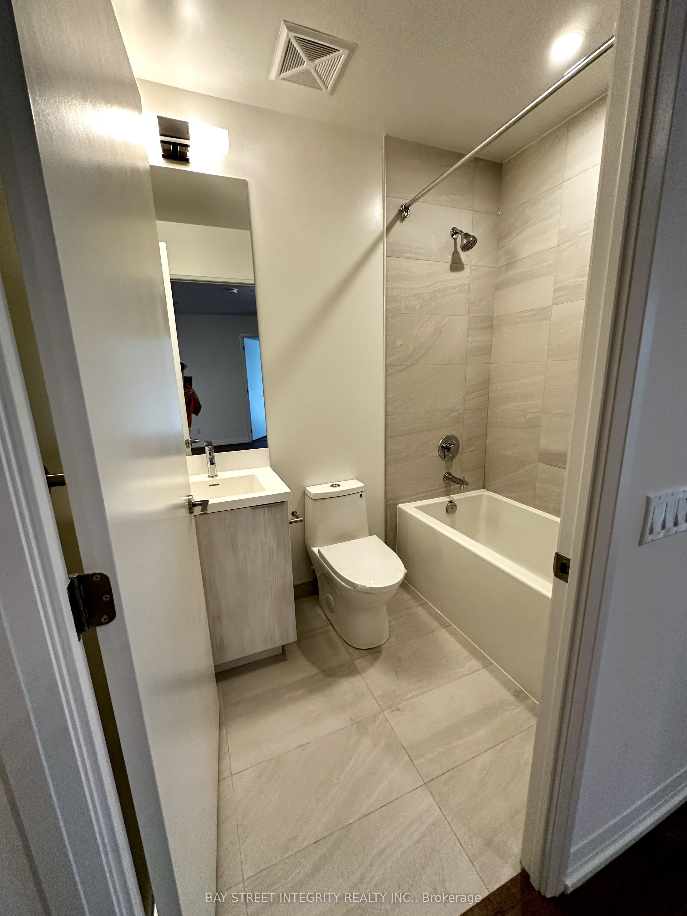 400 King Street W 1120, Toronto, ON M5V 0X8 photo 3