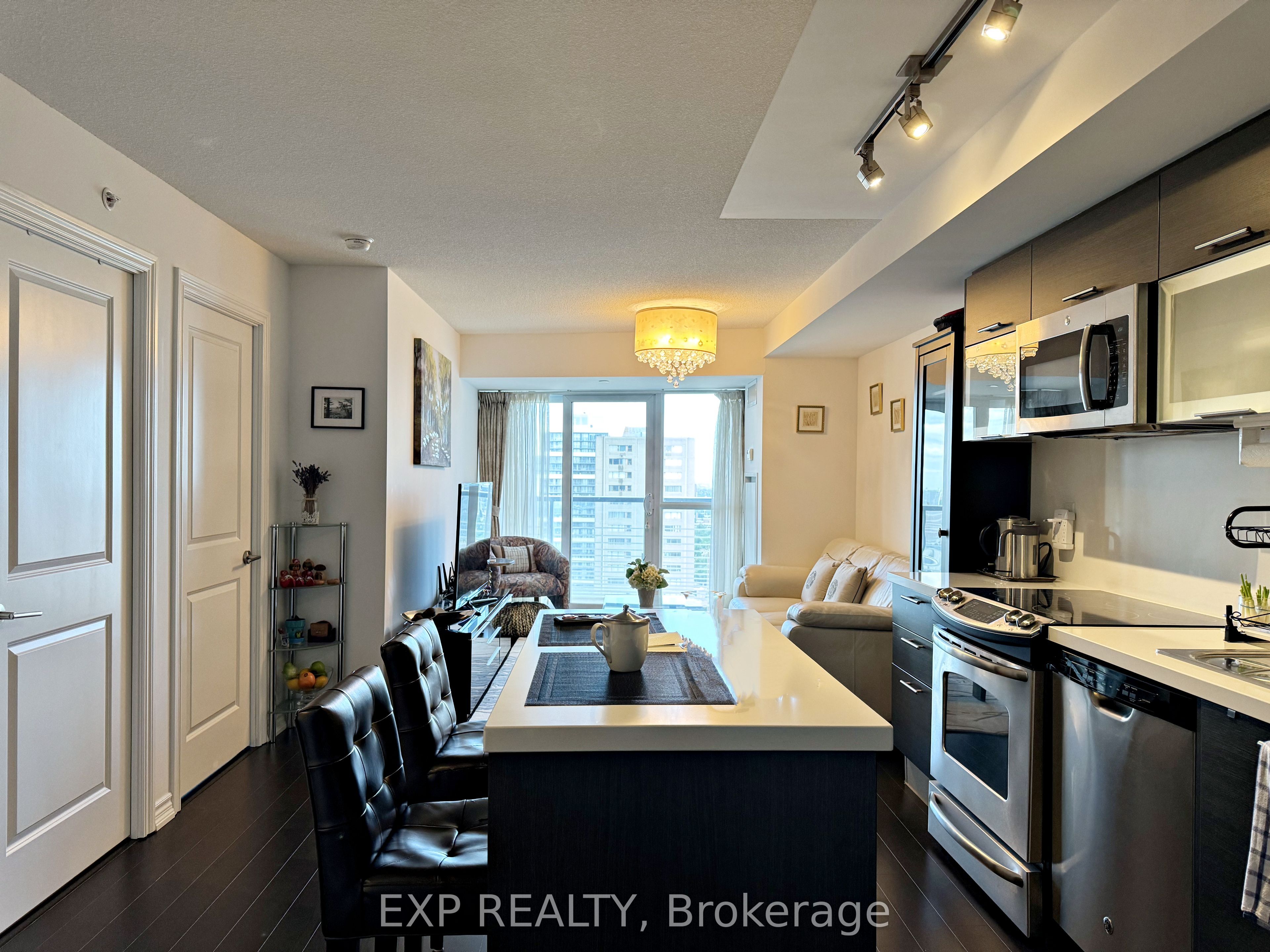 386 Yonge Street 2705, Toronto, ON M5B 0A5 photo 2