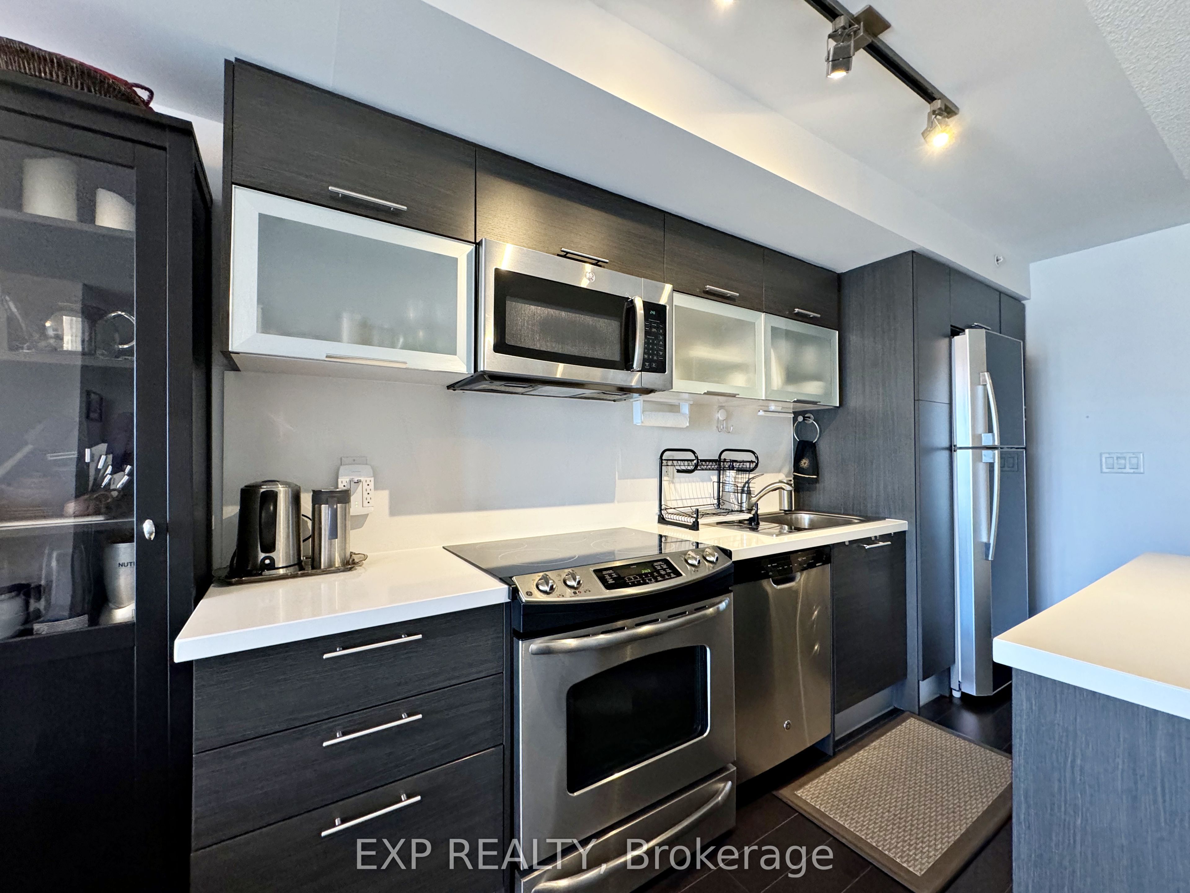 386 Yonge Street 2705, Toronto, ON M5B 0A5 photo 3