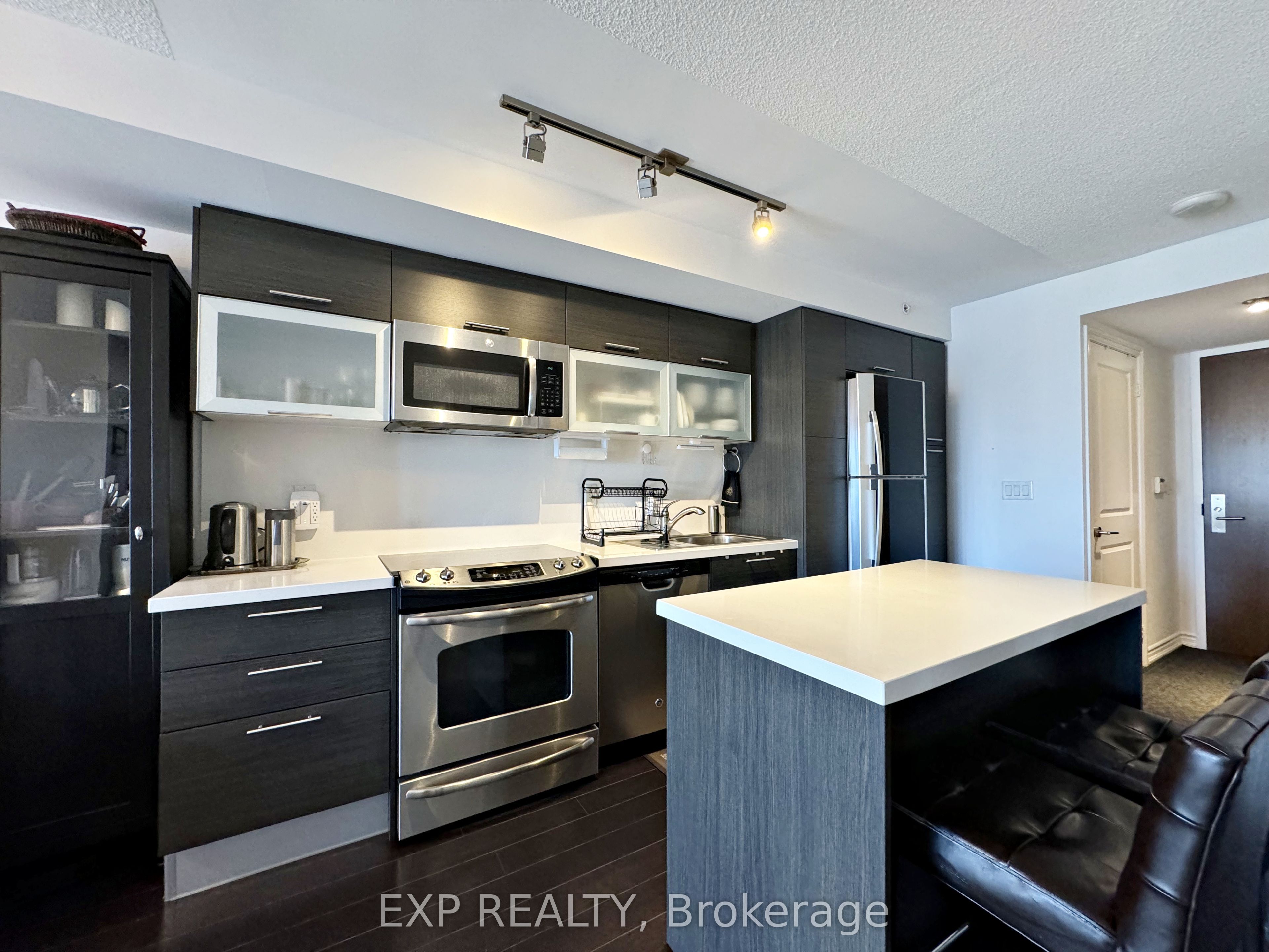 386 Yonge Street 2705, Toronto, ON M5B 0A5 photo 4