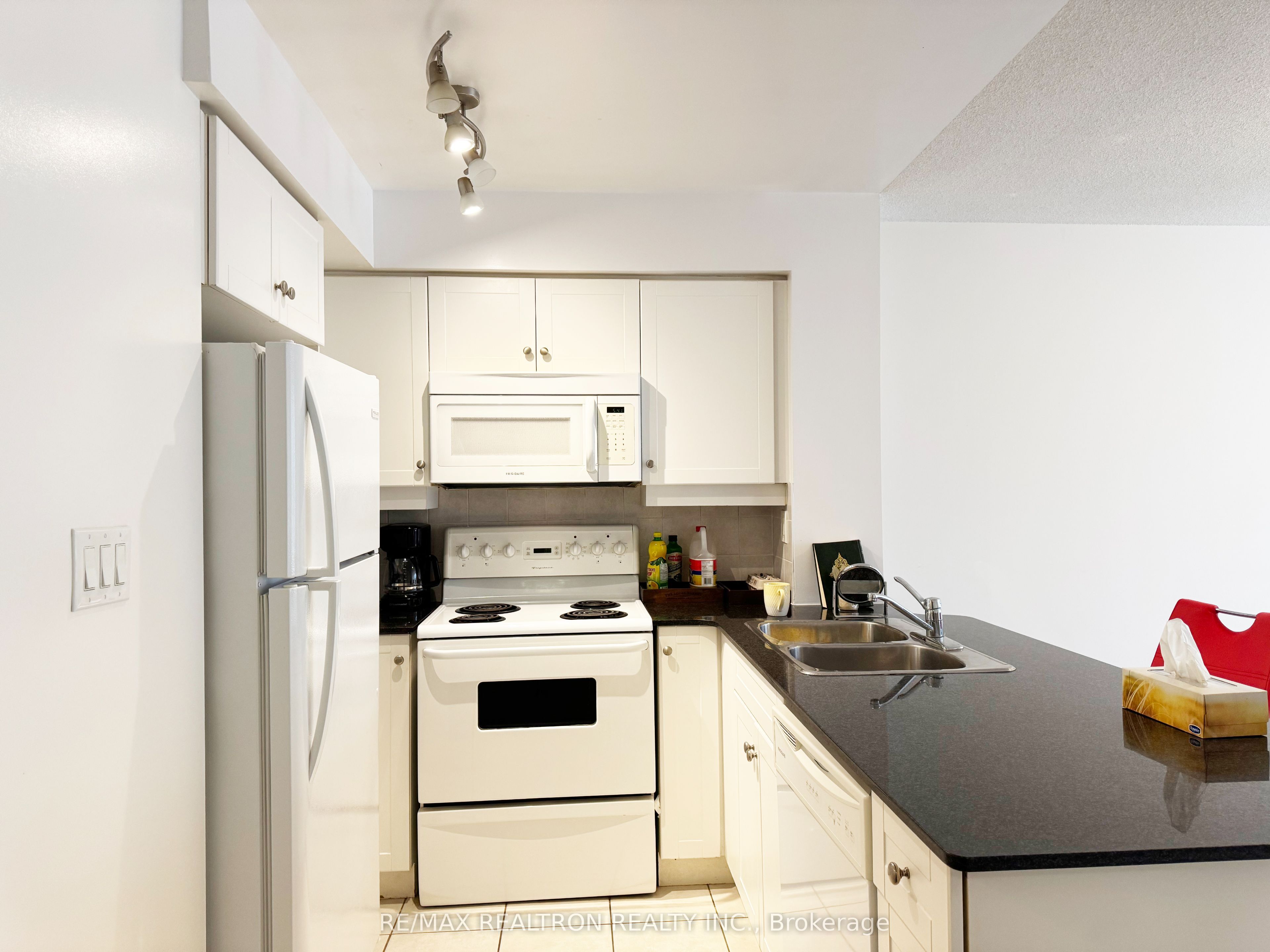 19 Barberry Place 416, Toronto, ON M2K 3E3 photo 4