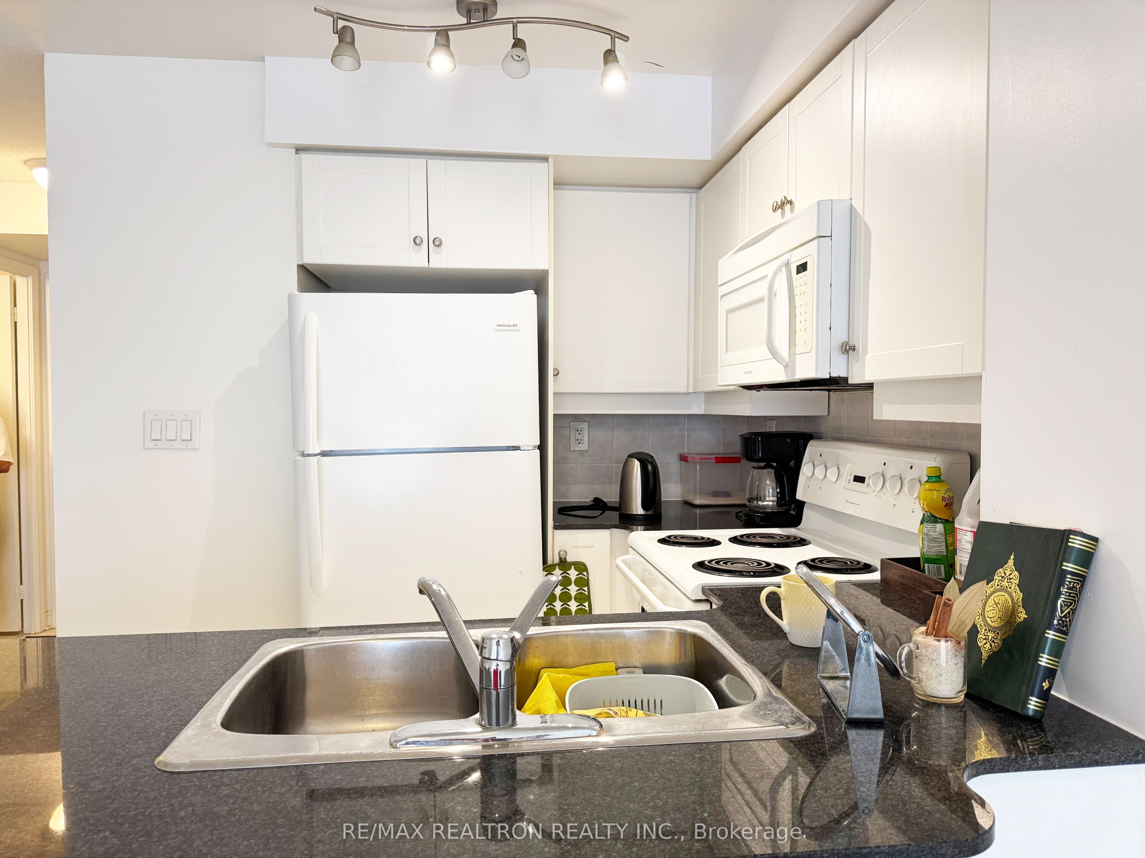 19 Barberry Place 416, Toronto, ON M2K 3E3 photo 5