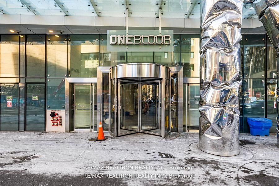 1 Bloor Street E 6010, Toronto, ON M4W 0A8 photo 3