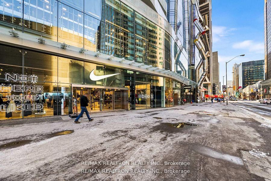 1 Bloor Street E 6010, Toronto, ON M4W 0A8 photo 5