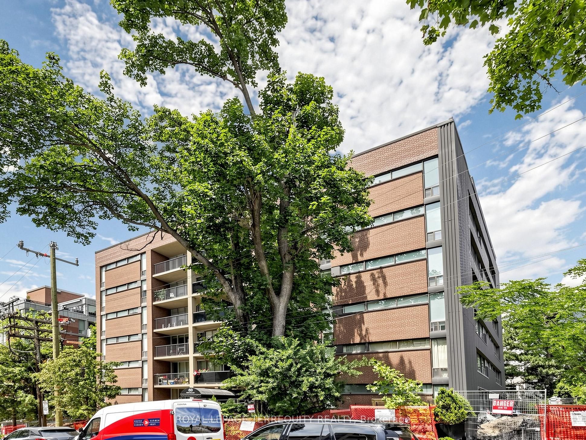 60 Montclair Avenue 402, Toronto, ON M5P 1P7