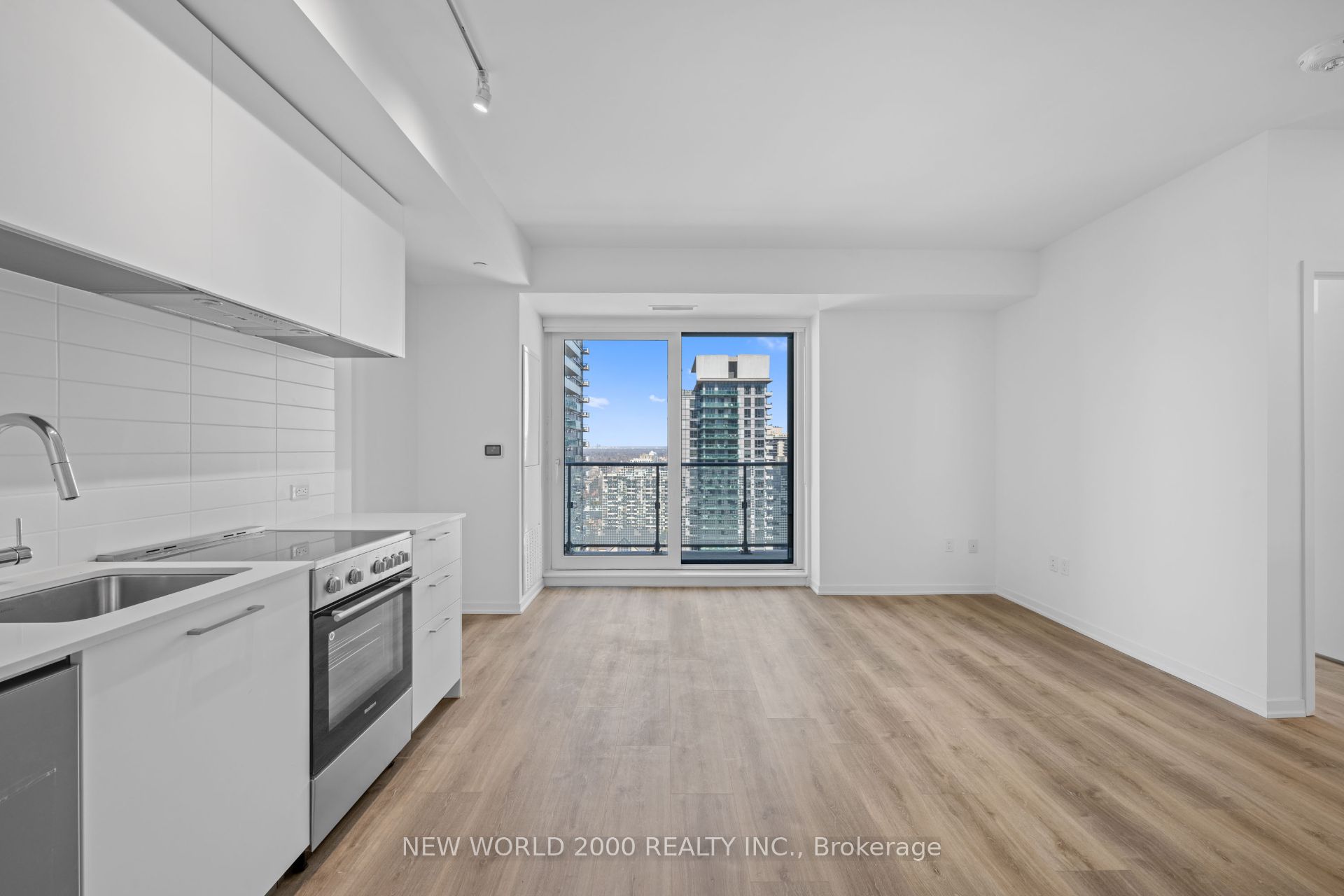 101 Roehampton Avenue 1613, Toronto, ON M4P 2W2 photo 2