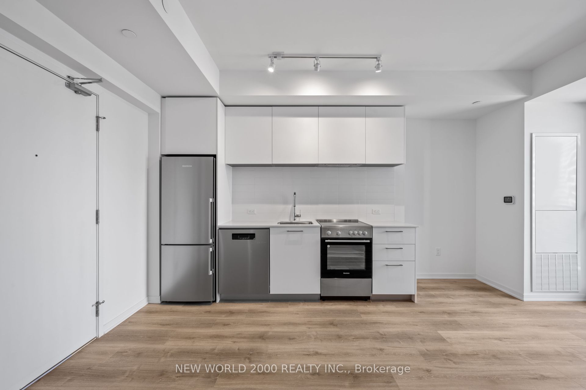 101 Roehampton Avenue 1613, Toronto, ON M4P 2W2 photo 3