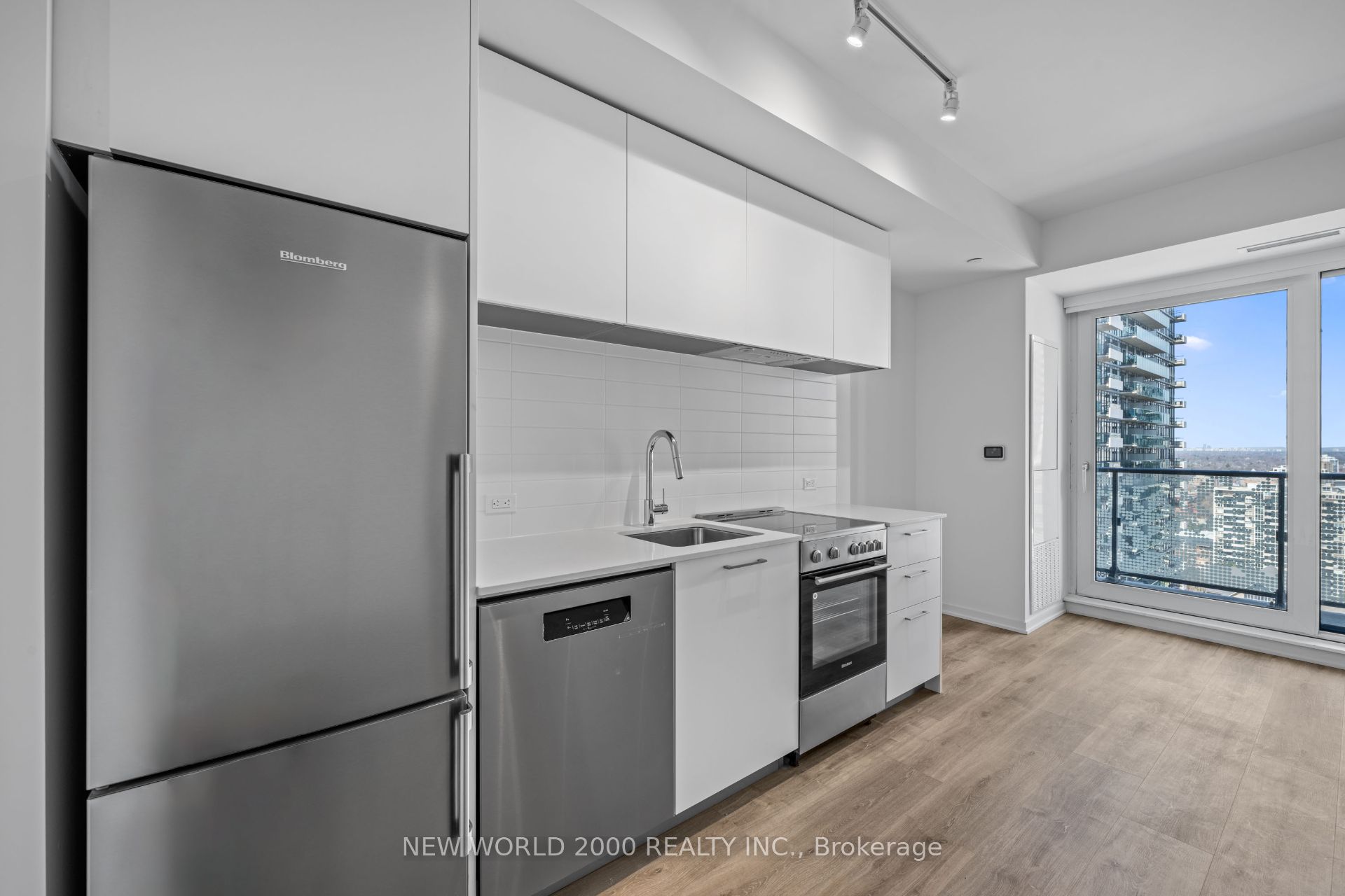 101 Roehampton Avenue 1613, Toronto, ON M4P 2W2 photo 4