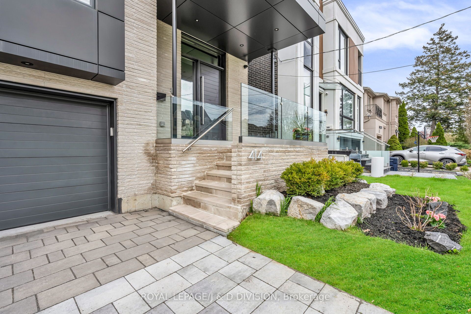 414 Glengarry Avenue, Toronto, ON M5M 1E8 photo 2