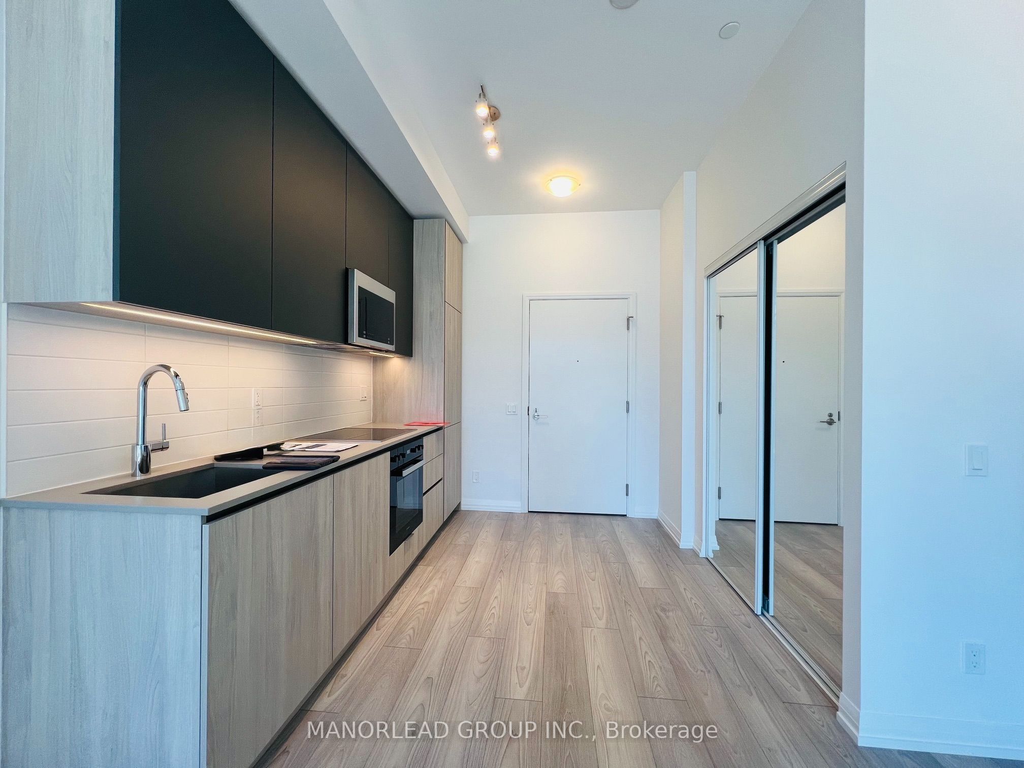 400 King Street W 1217, Toronto, ON M5V 1K2 photo 5