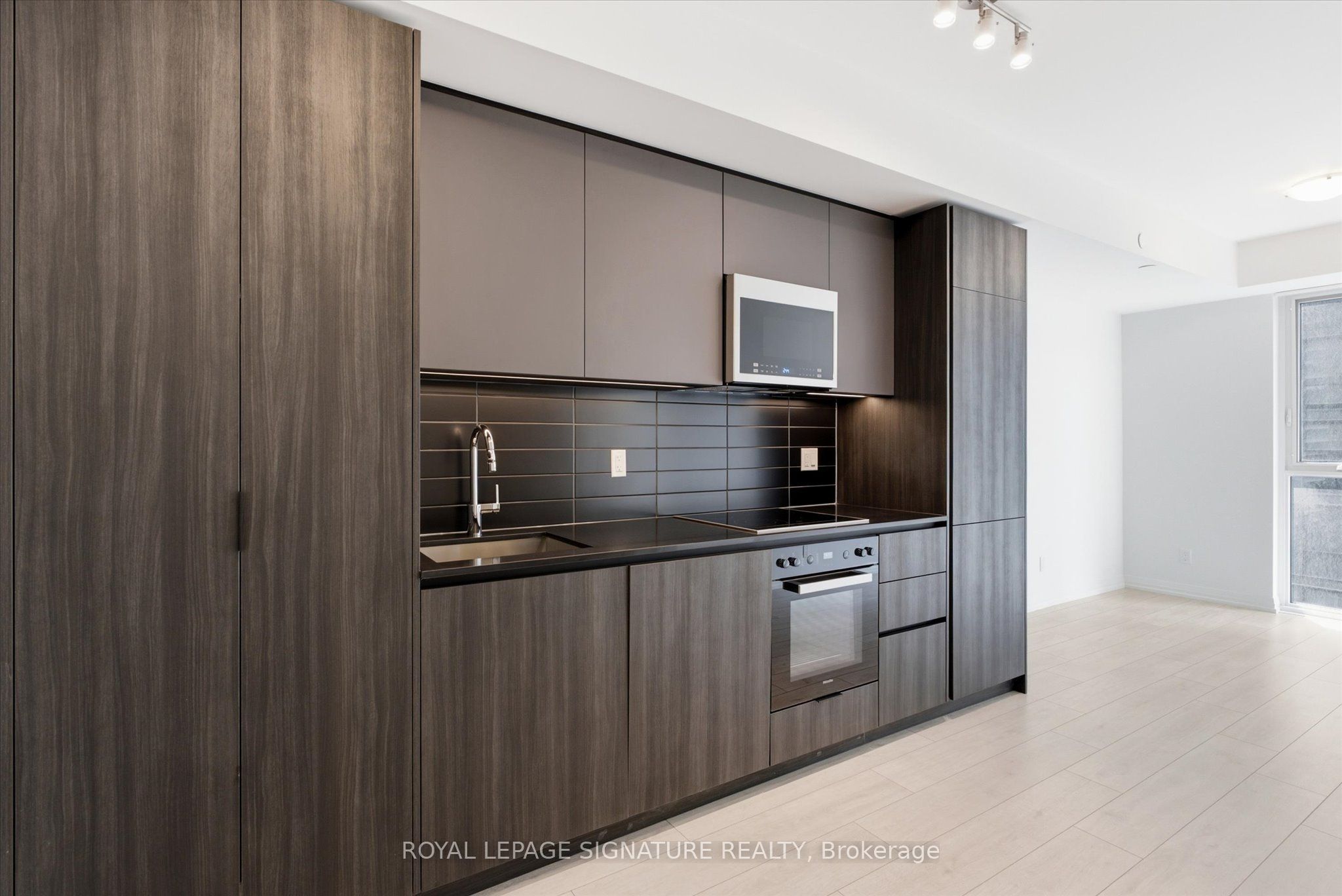 400 King Street W 1519, Toronto, ON M5V 1K2 photo 4
