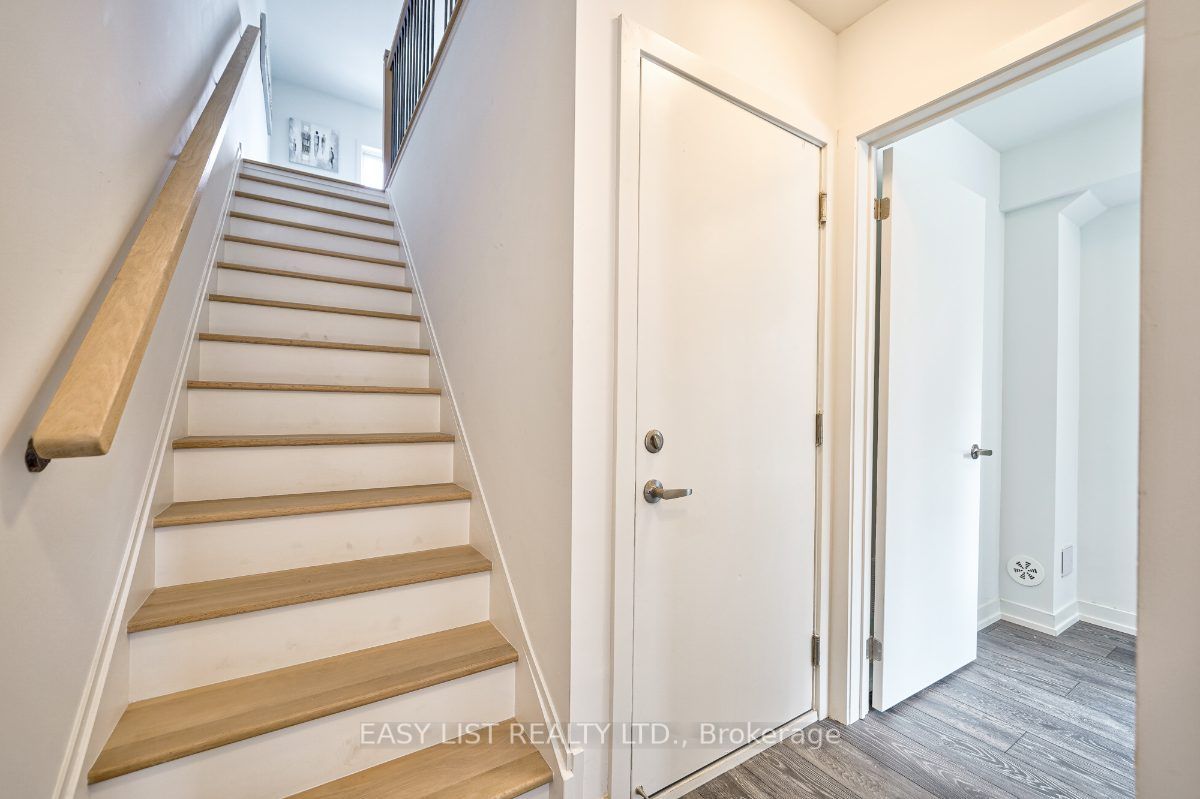 27 Spruce Pines Crescent, Toronto, ON M4A 0A9 photo 3