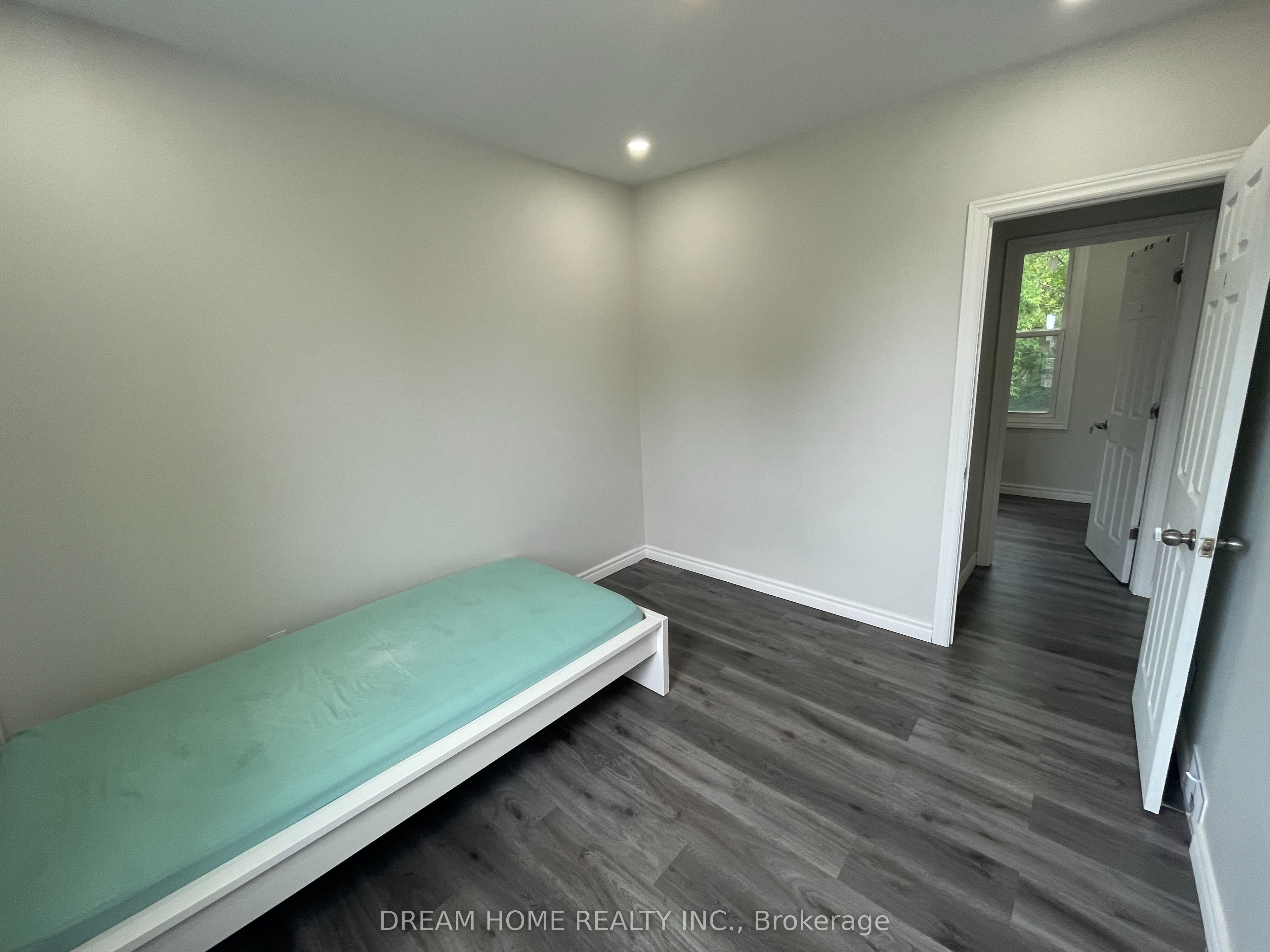 29 Glasgow Street Room#4, Toronto, ON M5T 2C1 photo 3