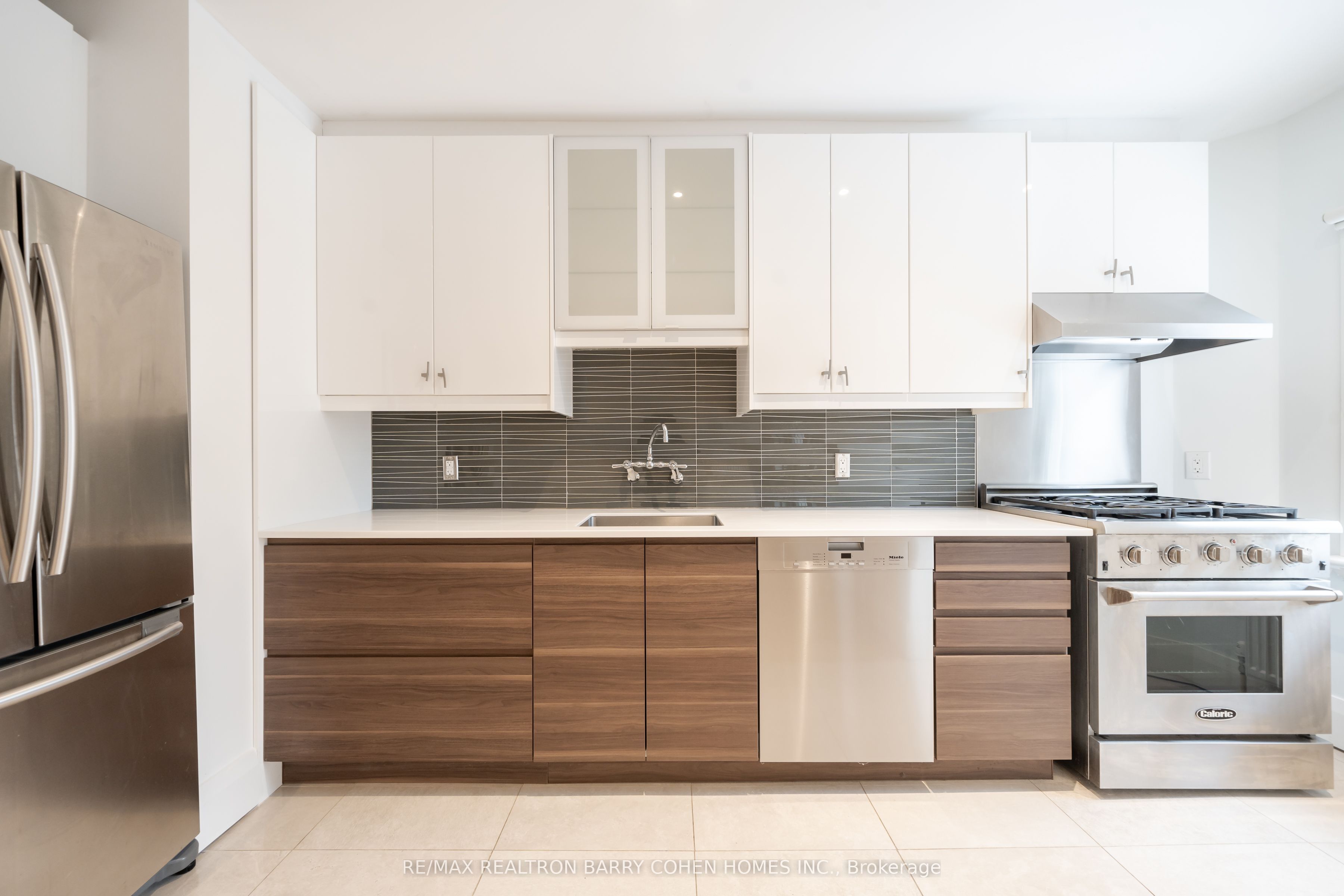 107 Chatsworth Drive Main, Toronto, ON M4R 1R8 photo 3